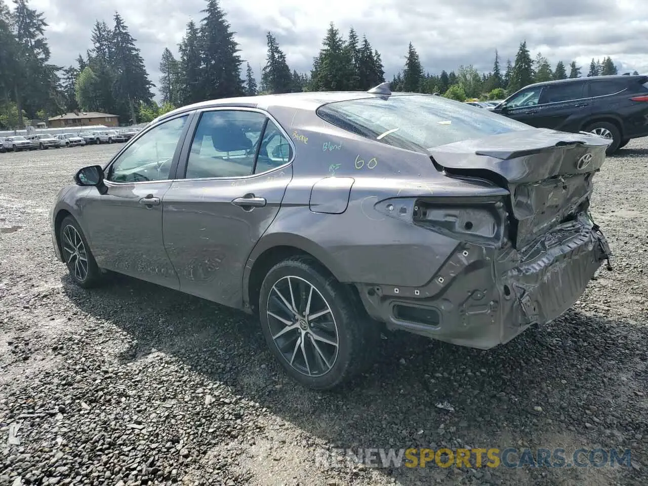 2 fotografías del automóvil dañado 4T1G11BK7PU077995 TOYOTA CAMRY 2023