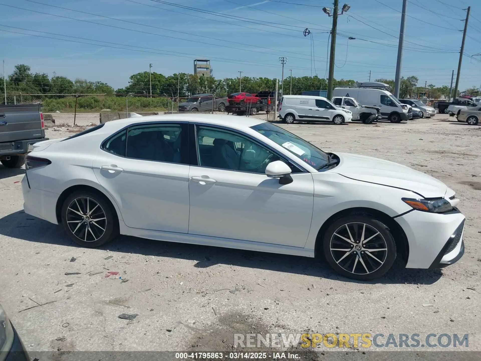 12 fotografías del automóvil dañado 4T1G11BK7PU097308 TOYOTA CAMRY 2023