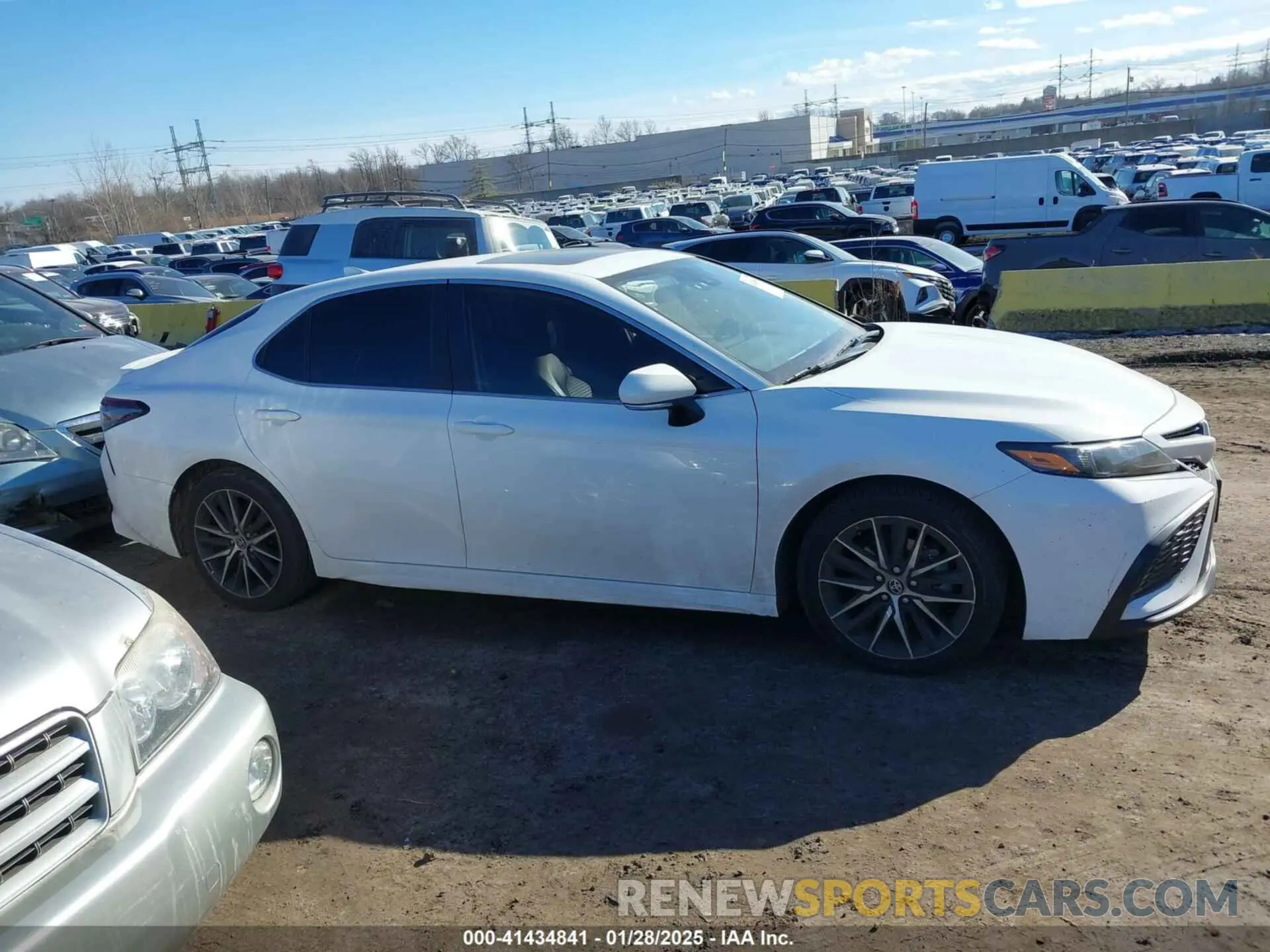 13 fotografías del automóvil dañado 4T1G11BK8PU084759 TOYOTA CAMRY 2023