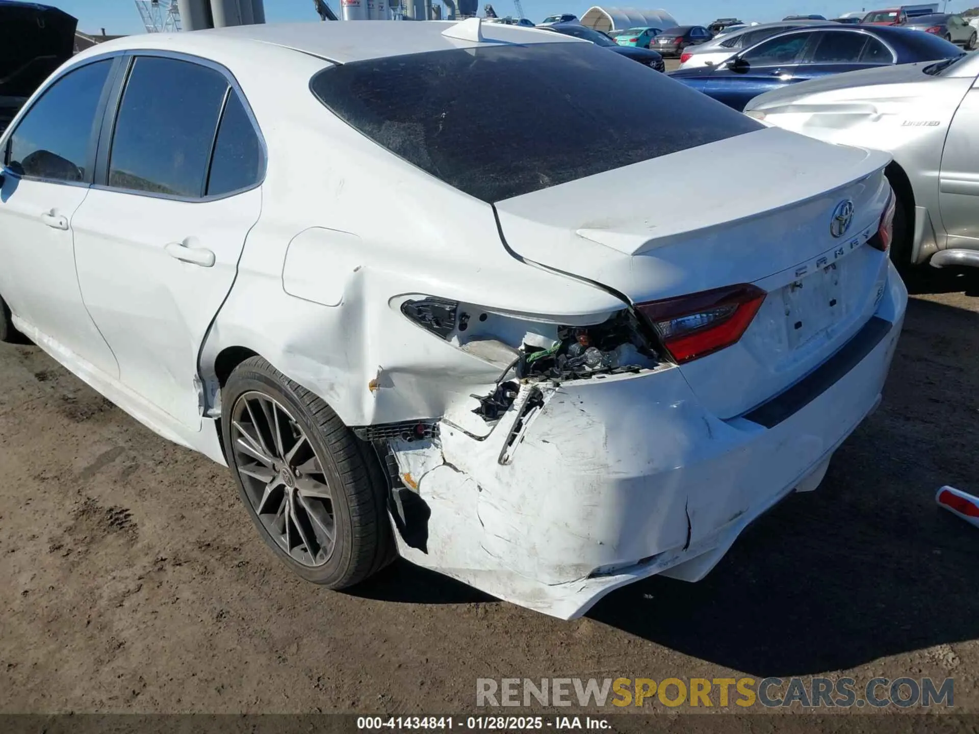 17 fotografías del automóvil dañado 4T1G11BK8PU084759 TOYOTA CAMRY 2023