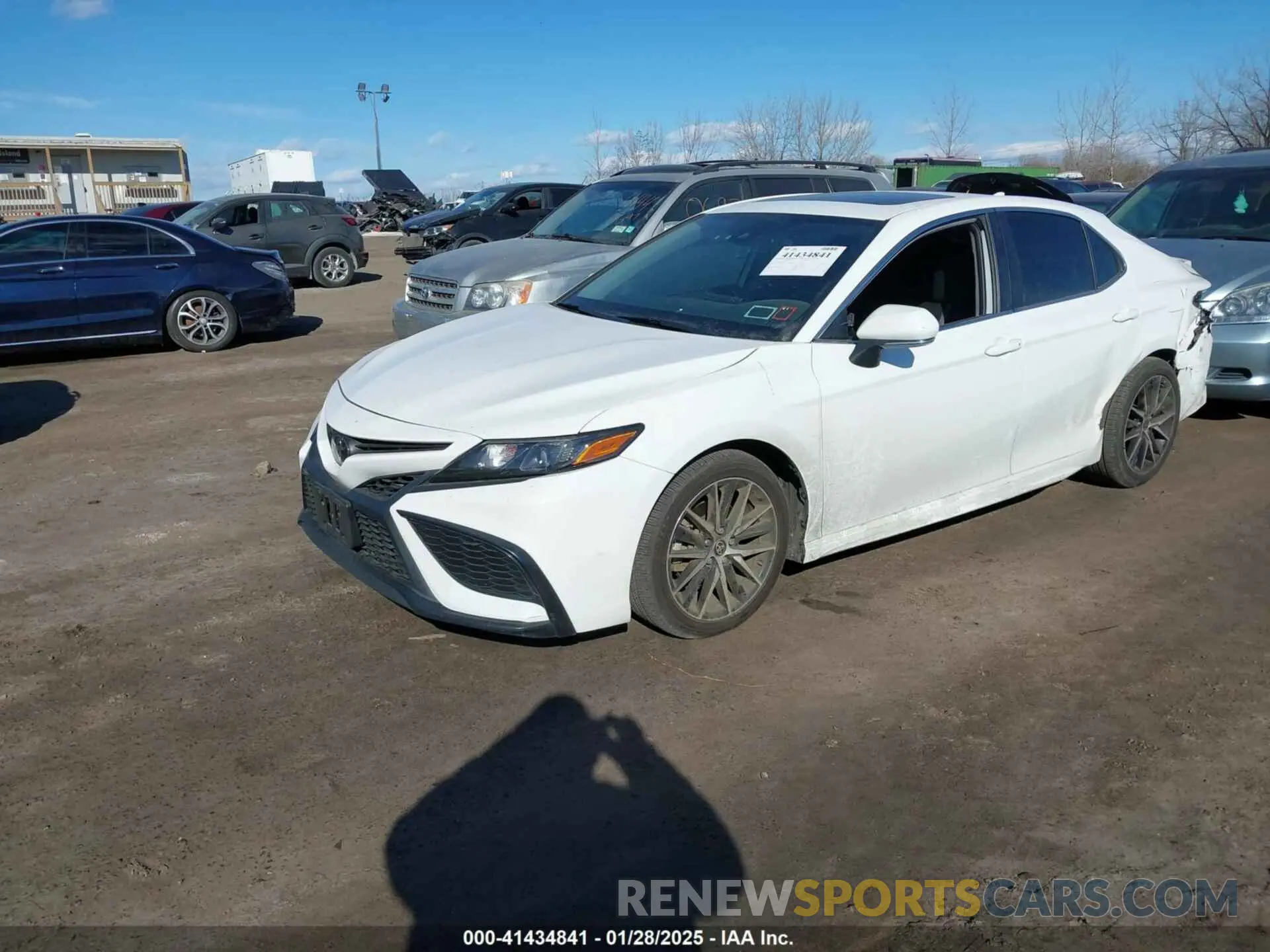 2 fotografías del automóvil dañado 4T1G11BK8PU084759 TOYOTA CAMRY 2023