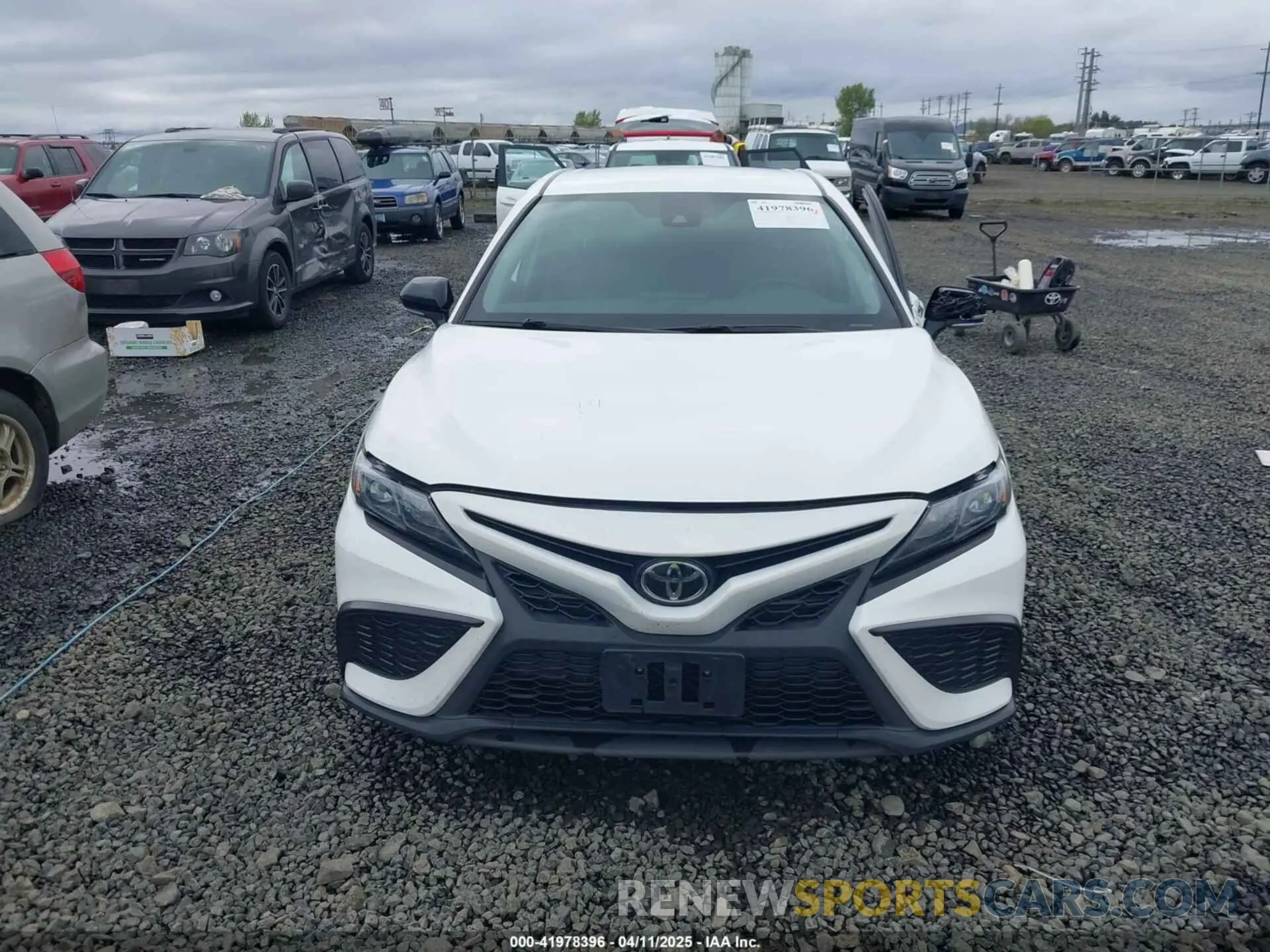 12 fotografías del automóvil dañado 4T1G11BKXPU103277 TOYOTA CAMRY 2023