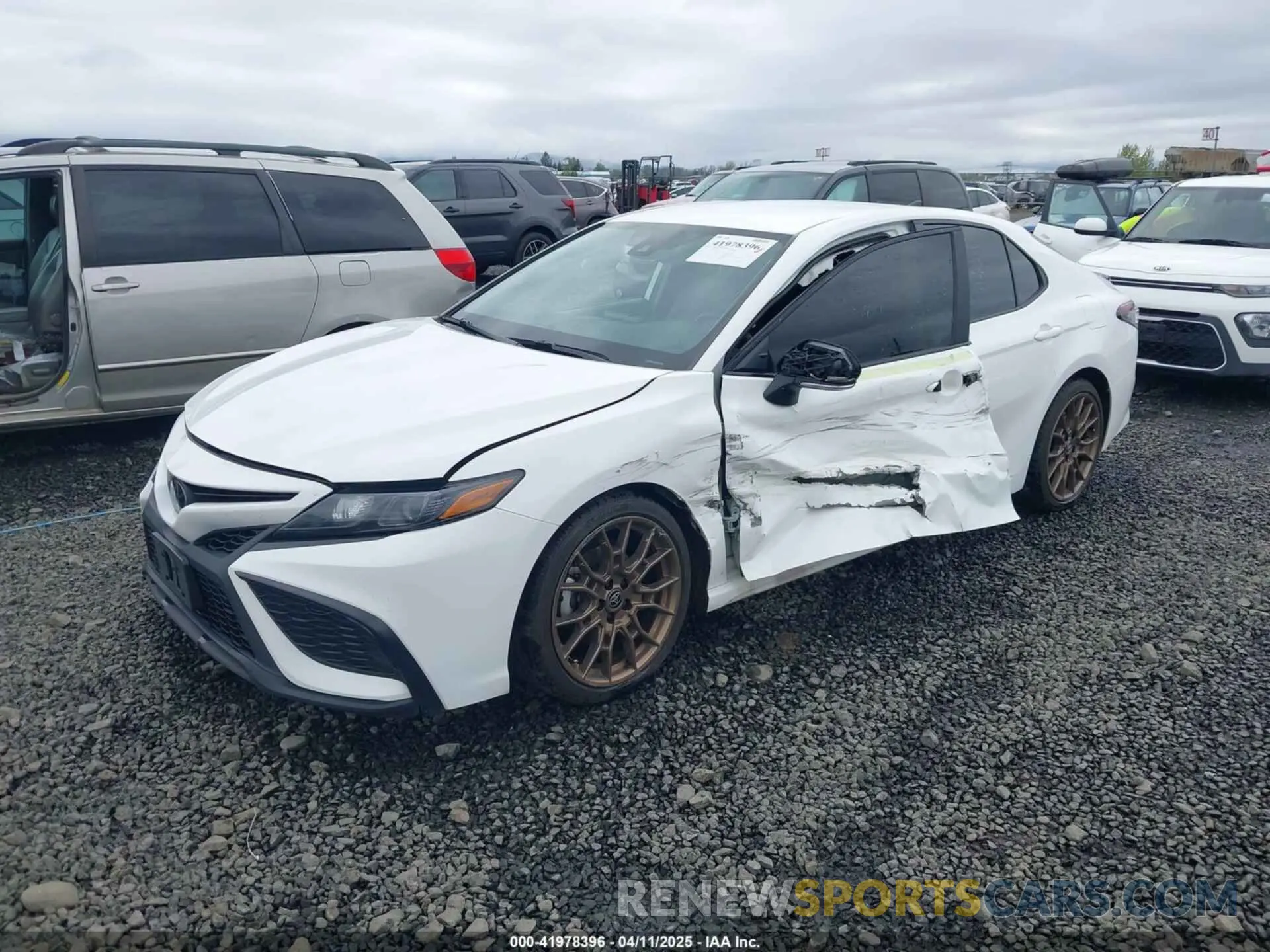 2 fotografías del automóvil dañado 4T1G11BKXPU103277 TOYOTA CAMRY 2023