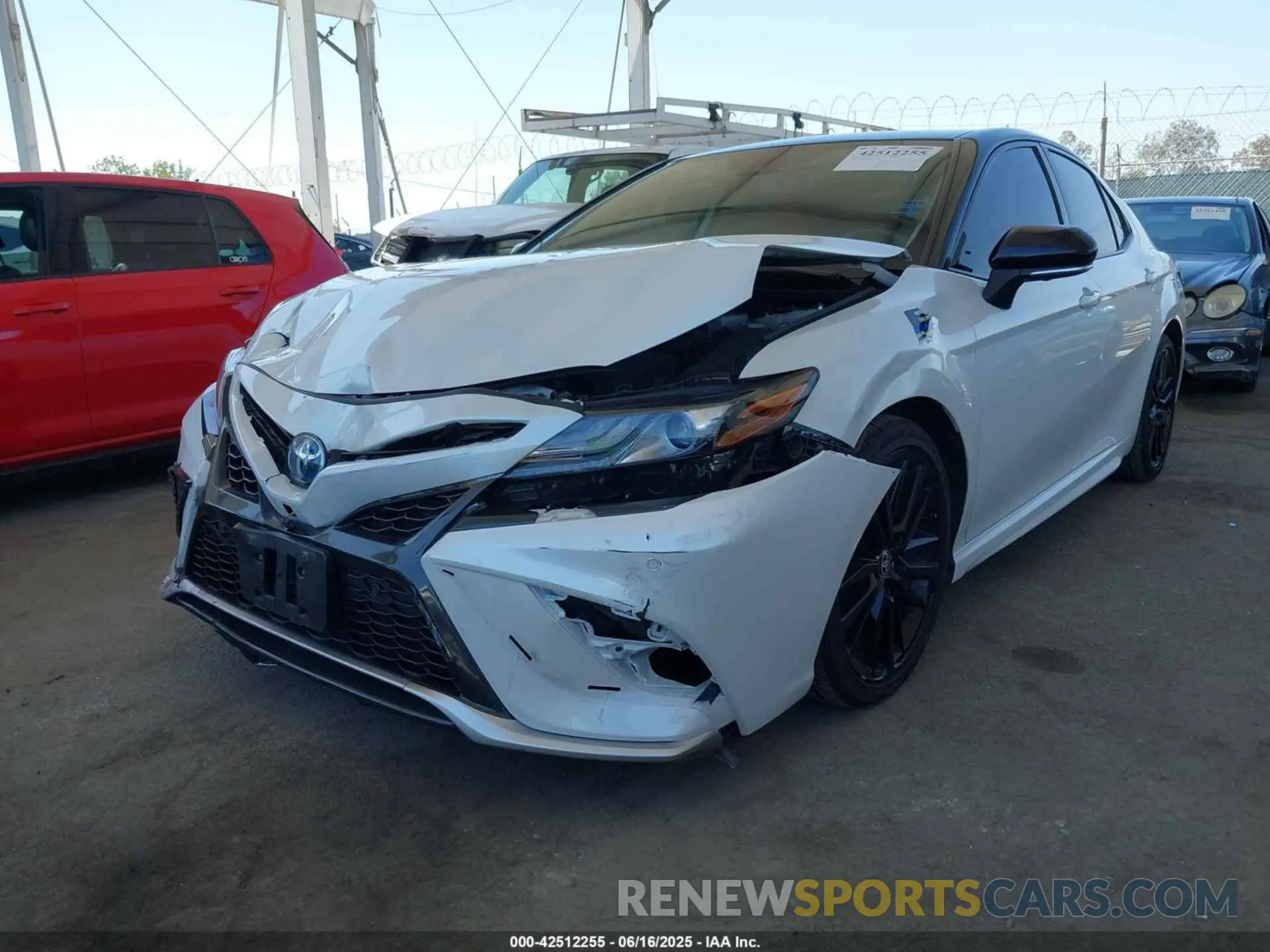 2 fotografías del automóvil dañado 4T1K31AK1PU058106 TOYOTA CAMRY 2023