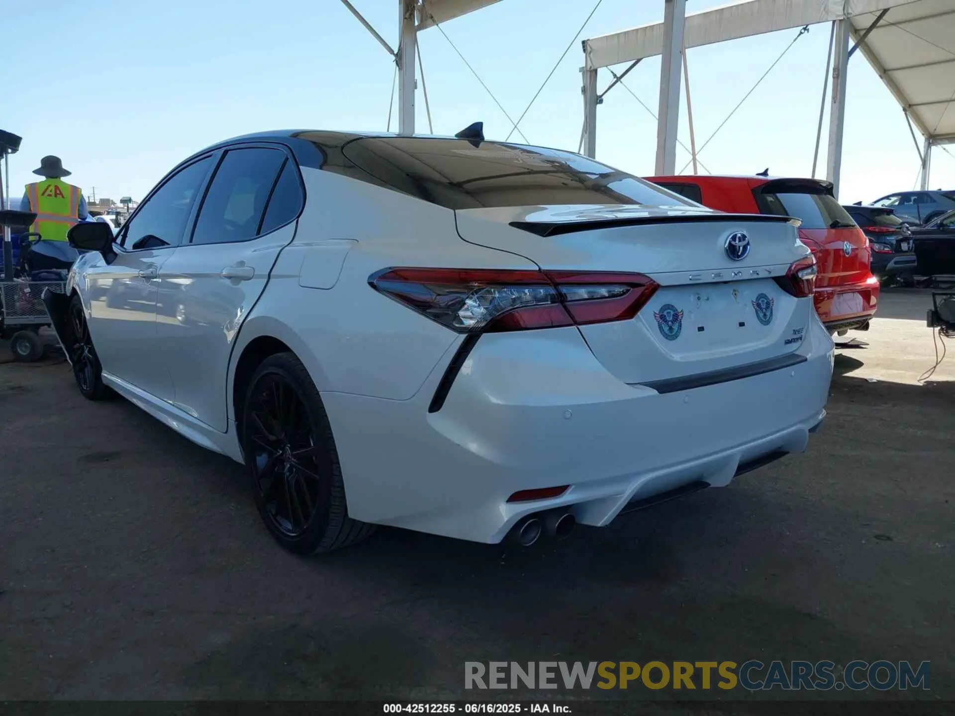 3 fotografías del automóvil dañado 4T1K31AK1PU058106 TOYOTA CAMRY 2023