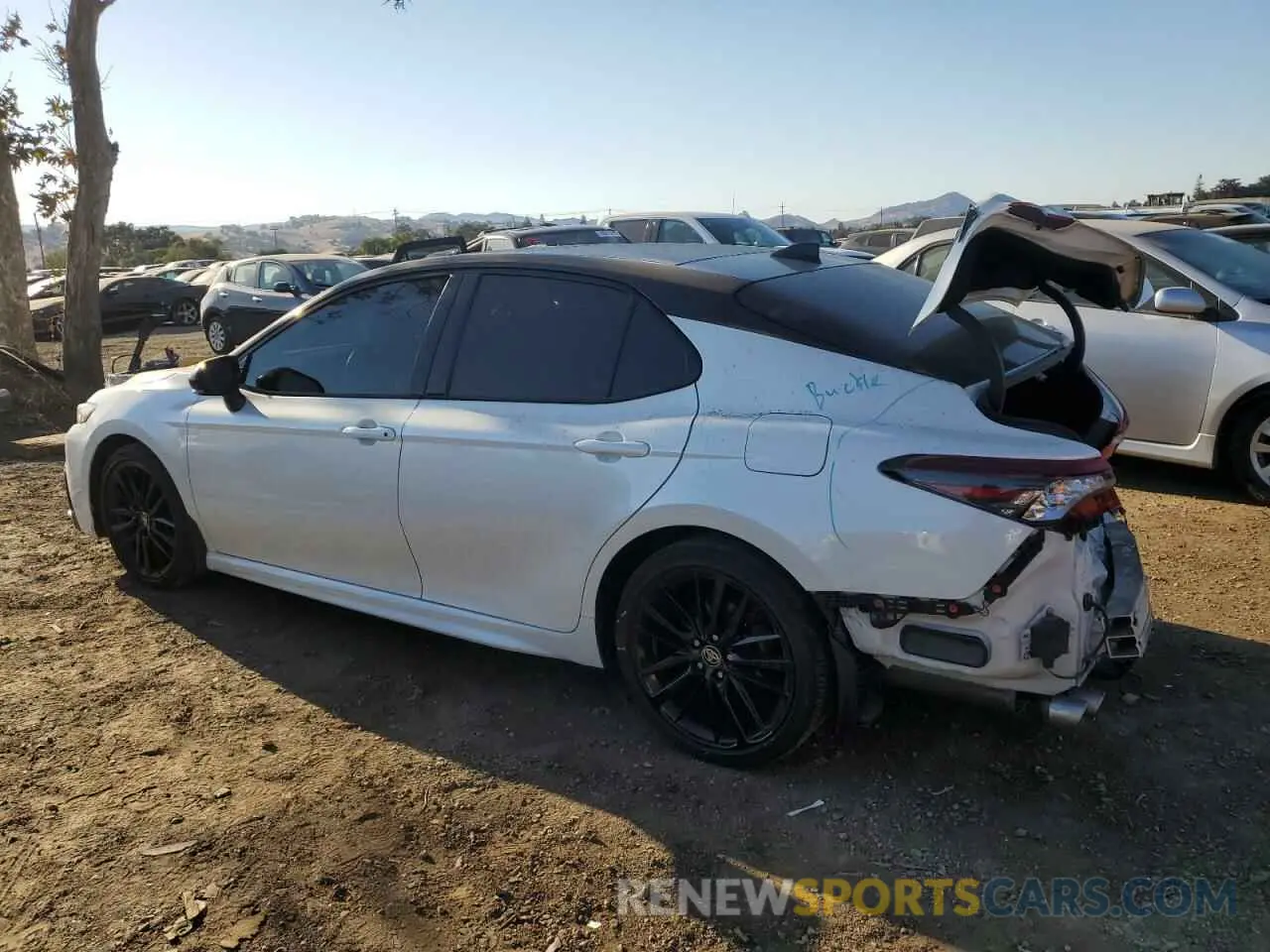 2 fotografías del automóvil dañado 4T1K61AK0PU103561 TOYOTA CAMRY 2023
