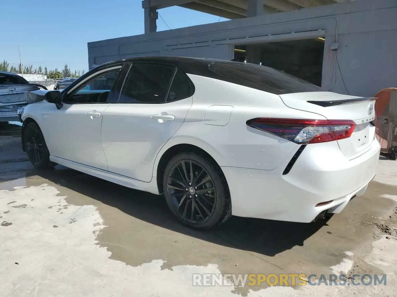 2 fotografías del automóvil dañado 4T1K61AK1PU145608 TOYOTA CAMRY 2023