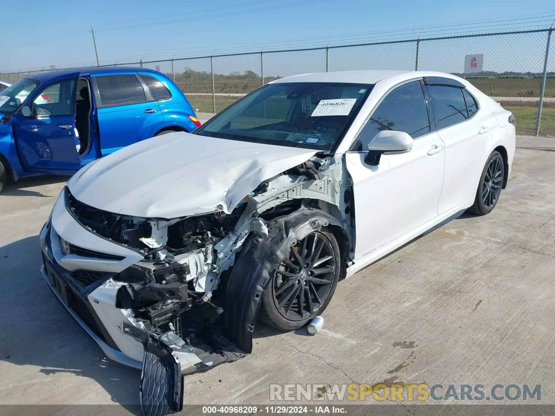2 fotografías del automóvil dañado 4T1K61AK5PU789001 TOYOTA CAMRY 2023