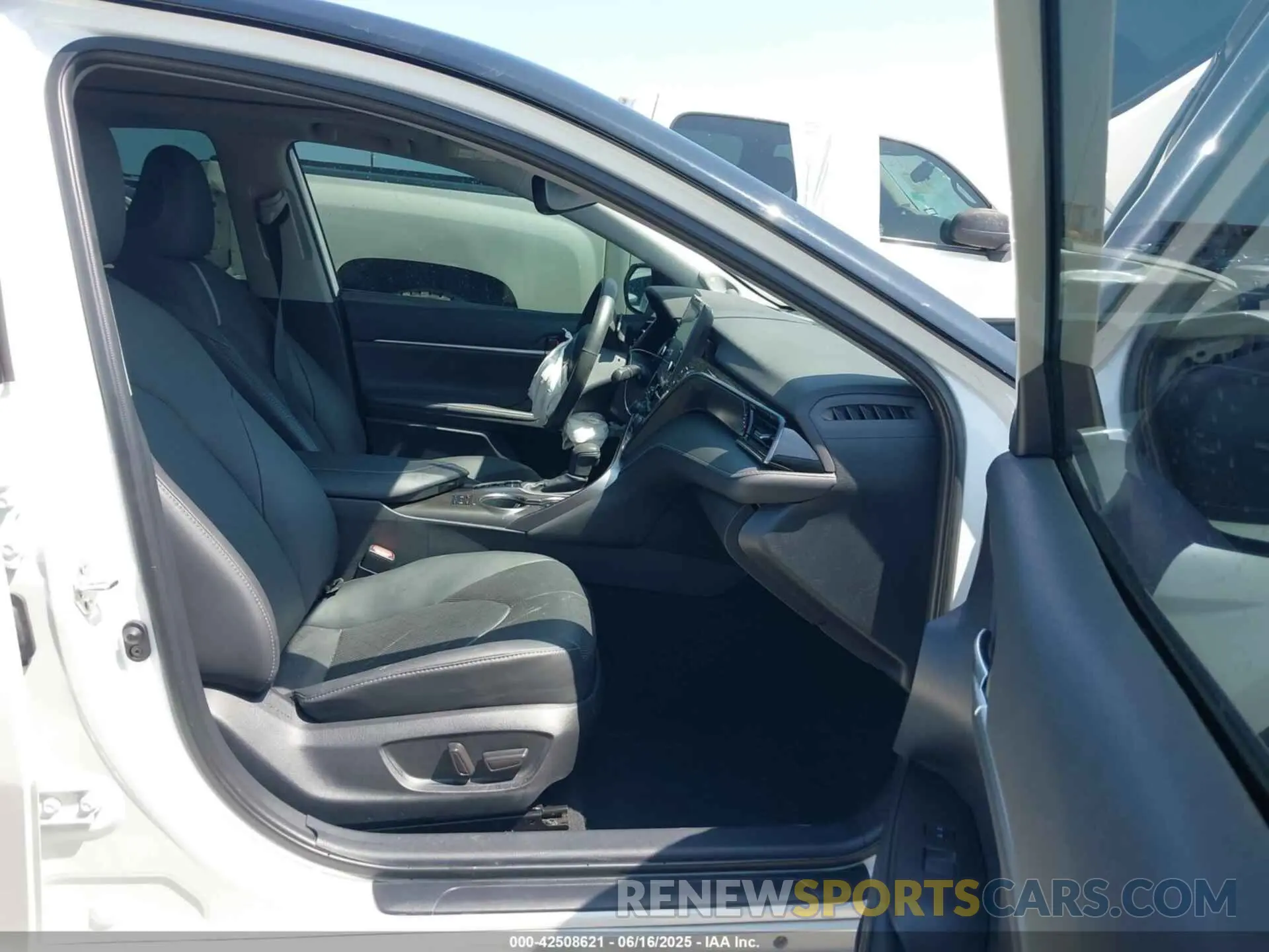 5 fotografías del automóvil dañado 4T1KZ1AKXPU085075 TOYOTA CAMRY 2023