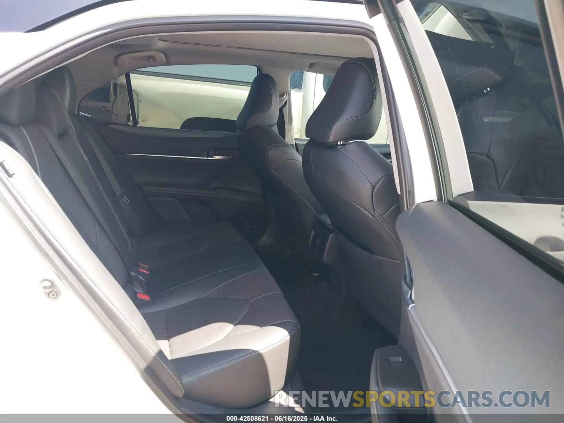 8 fotografías del automóvil dañado 4T1KZ1AKXPU085075 TOYOTA CAMRY 2023