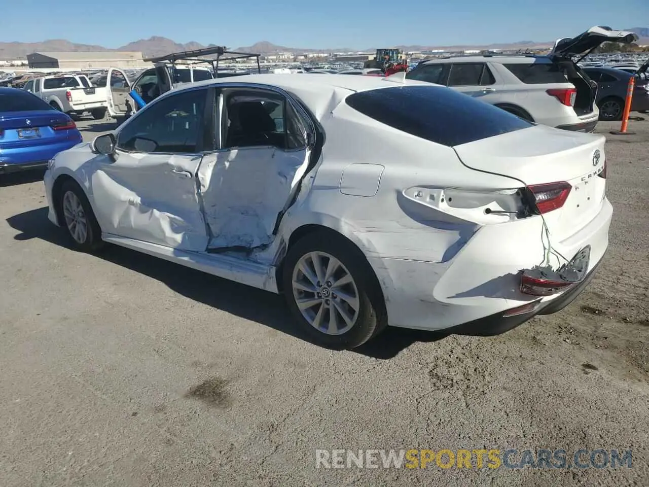 2 fotografías del automóvil dañado 4T1R11AKXPU133728 TOYOTA CAMRY 2023