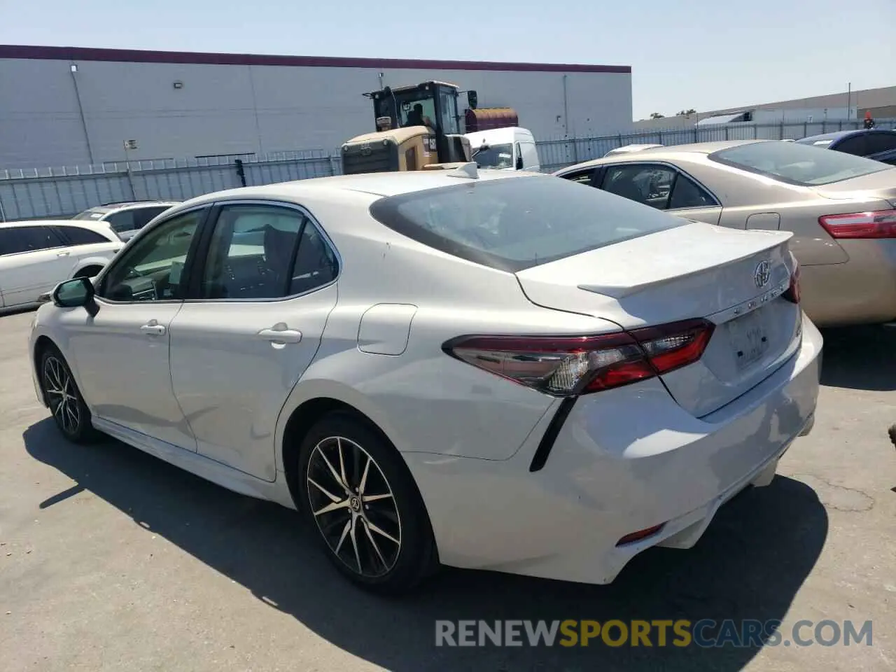 2 fotografías del automóvil dañado 4T1T11AK3PU104903 TOYOTA CAMRY 2023
