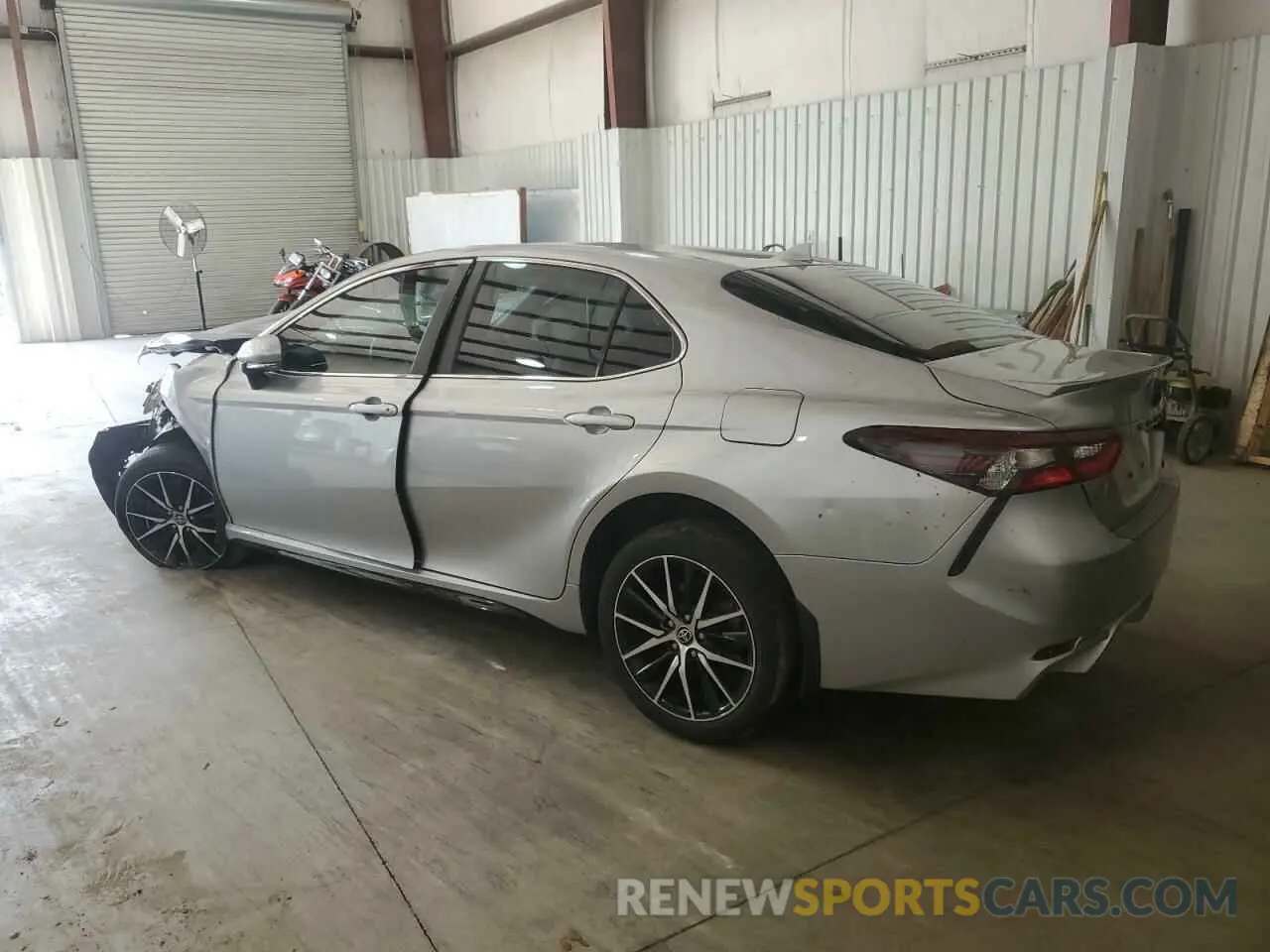 2 fotografías del automóvil dañado 4T1T11AK6PU726590 TOYOTA CAMRY 2023
