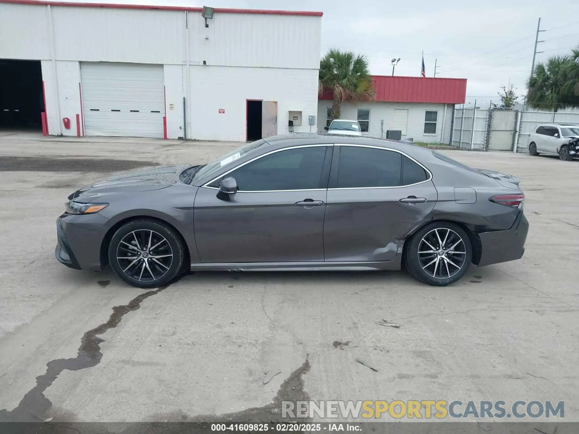 14 fotografías del automóvil dañado 4T1T11AK6PU799233 TOYOTA CAMRY 2023
