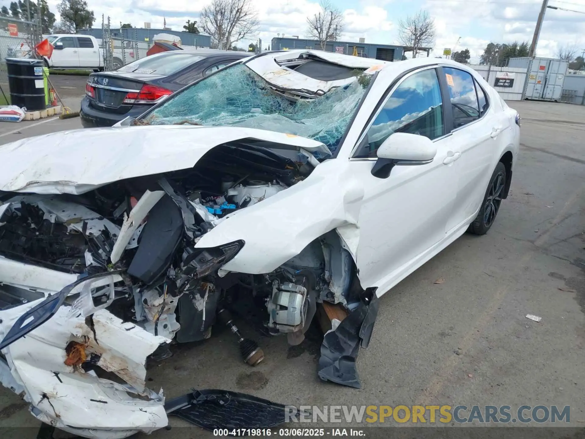 2 fotografías del automóvil dañado 4T1T11AK7PU818257 TOYOTA CAMRY 2023