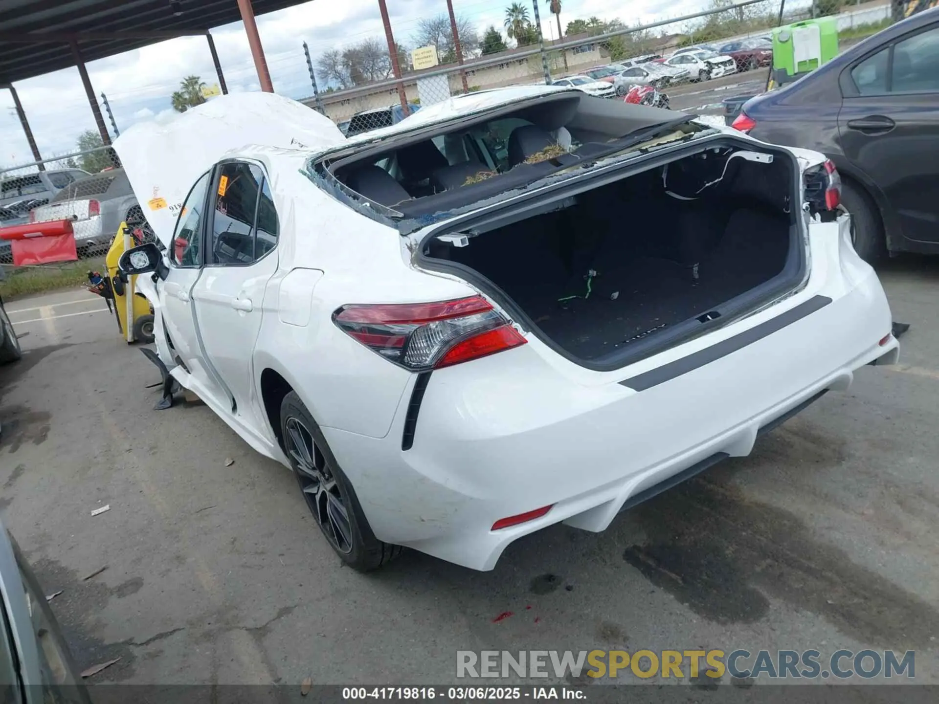 3 fotografías del automóvil dañado 4T1T11AK7PU818257 TOYOTA CAMRY 2023