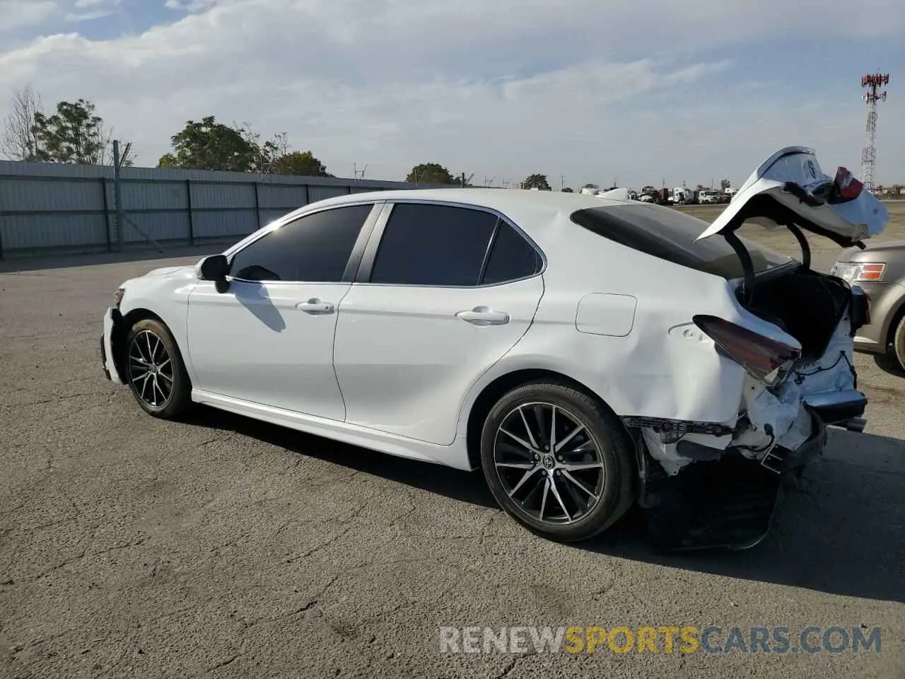 2 fotografías del automóvil dañado 4T1T11AK8PU831440 TOYOTA CAMRY 2023