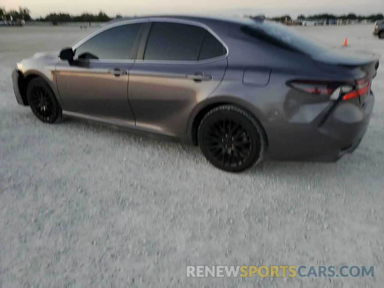 2 fotografías del automóvil dañado 4T1T11AKXPU767580 TOYOTA CAMRY 2023