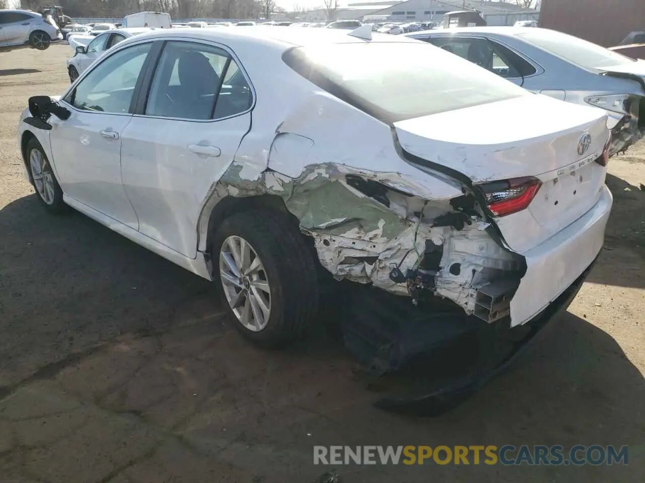 2 fotografías del automóvil dañado 4T1C11AK0RU202757 TOYOTA CAMRY 2024