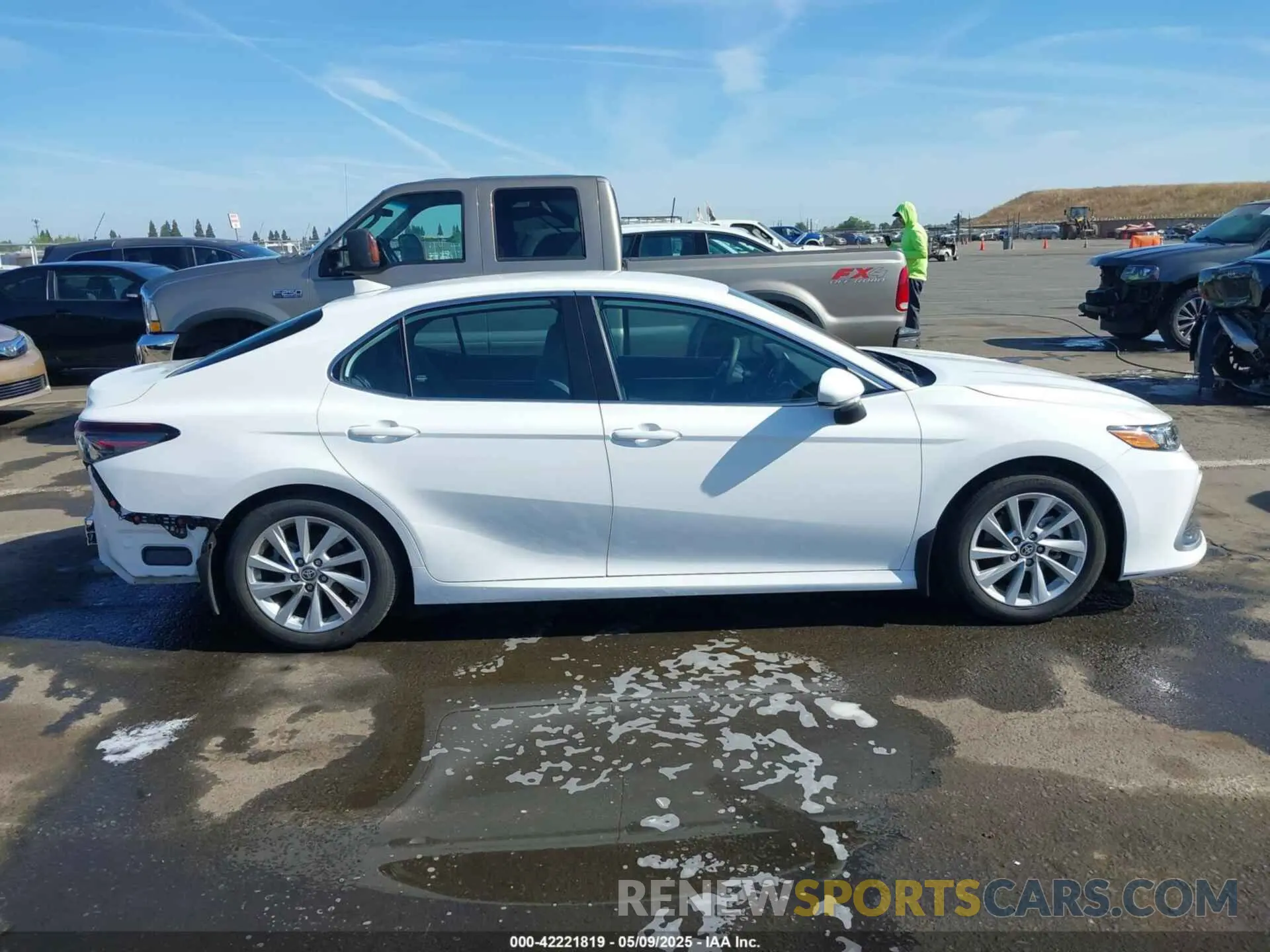14 fotografías del automóvil dañado 4T1C11AK0RU249576 TOYOTA CAMRY 2024