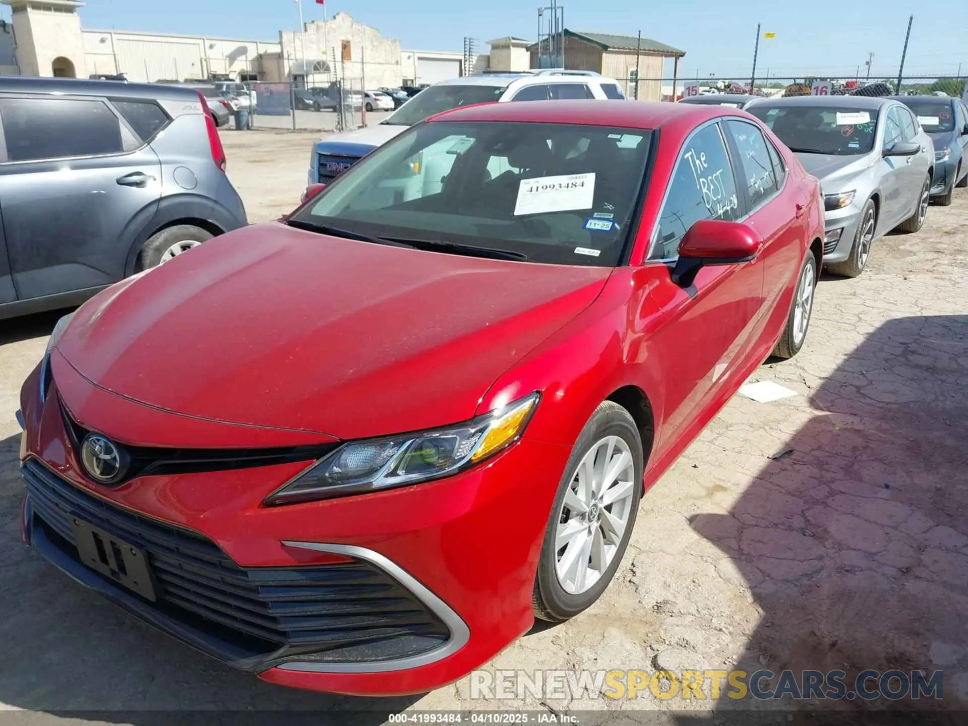 2 fotografías del automóvil dañado 4T1C11AK1RU221074 TOYOTA CAMRY 2024