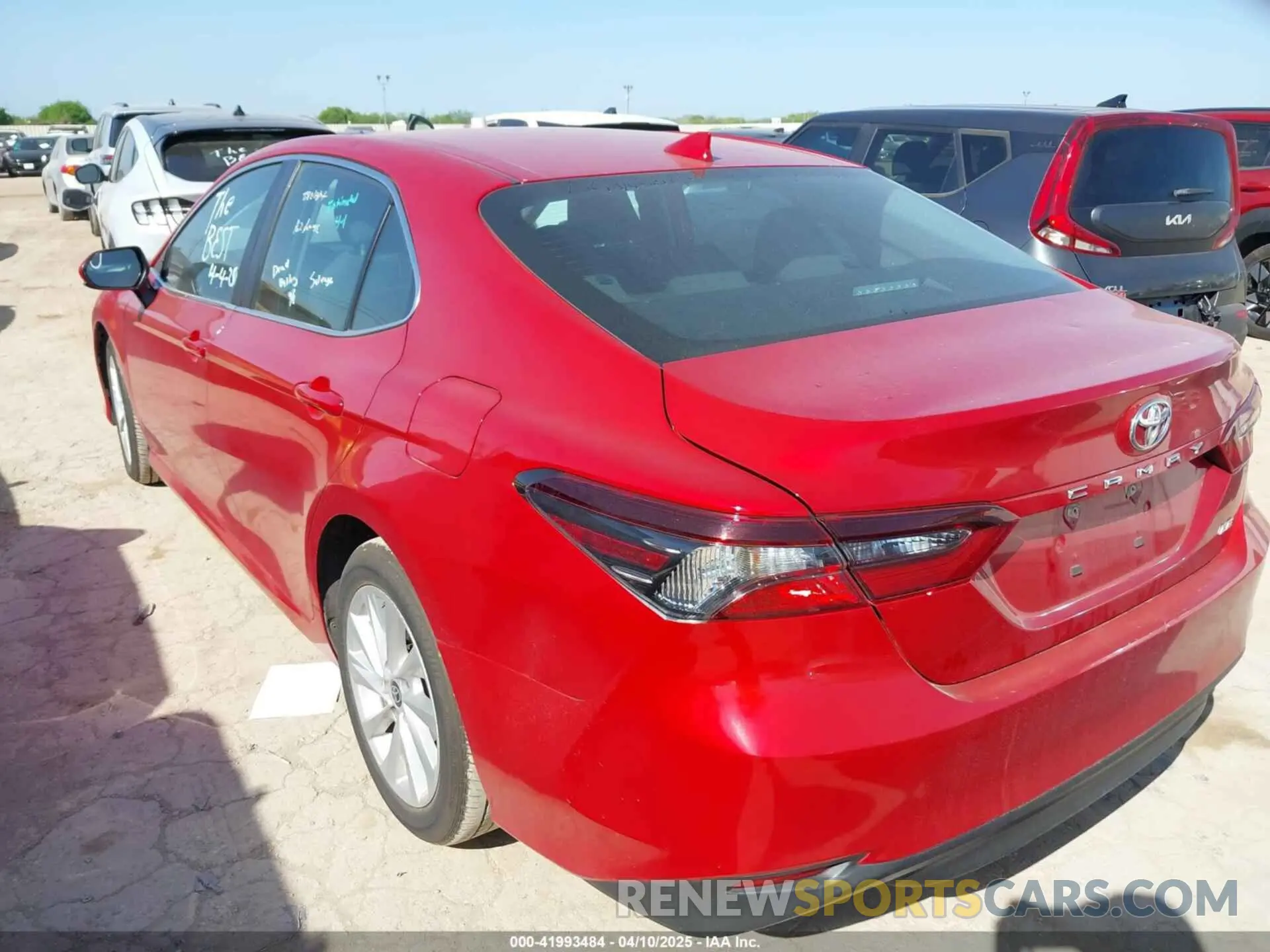 3 fotografías del automóvil dañado 4T1C11AK1RU221074 TOYOTA CAMRY 2024