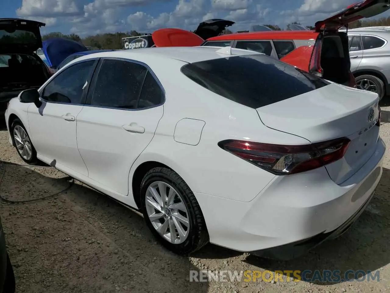 2 fotografías del automóvil dañado 4T1C11AK1RU227134 TOYOTA CAMRY 2024