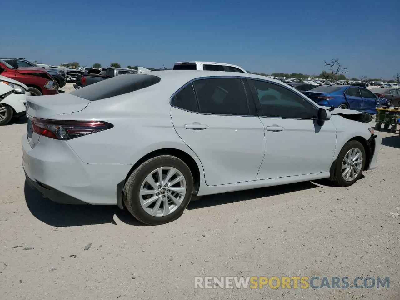 3 fotografías del automóvil dañado 4T1C11AK1RU235895 TOYOTA CAMRY 2024