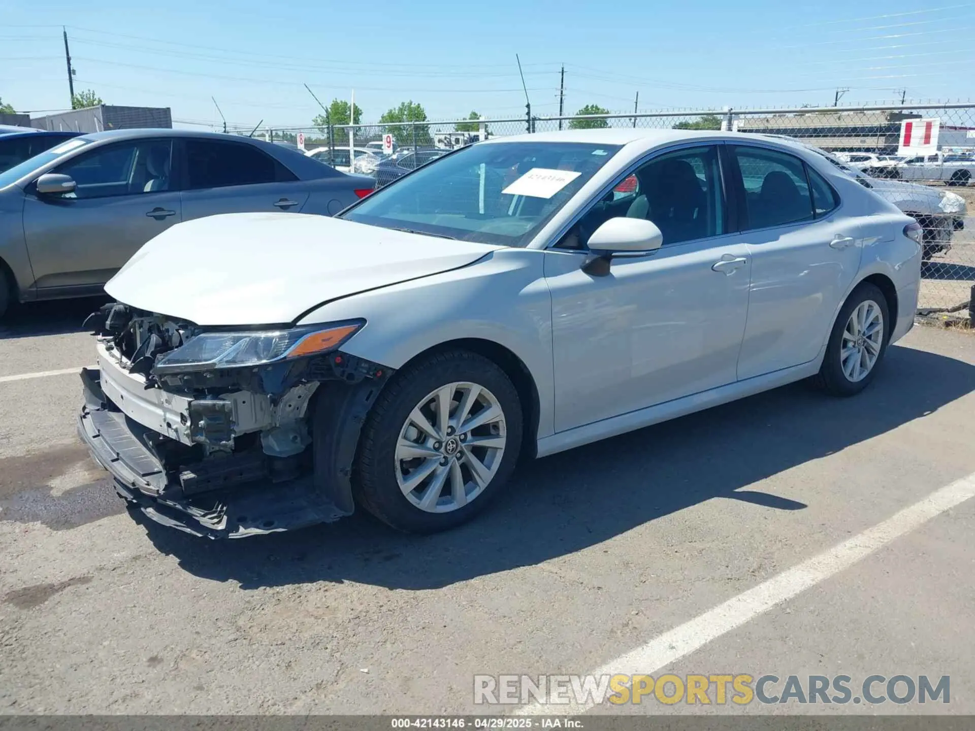 2 fotografías del automóvil dañado 4T1C11AK3RU214854 TOYOTA CAMRY 2024
