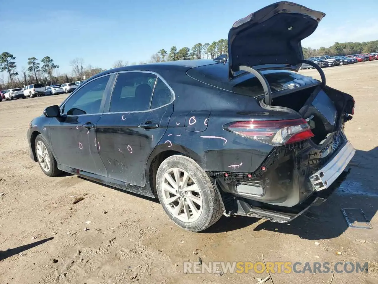 2 fotografías del automóvil dañado 4T1C11AK3RU254187 TOYOTA CAMRY 2024