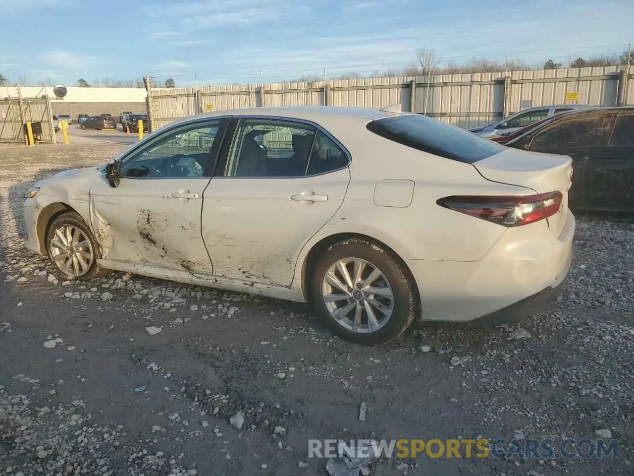 2 fotografías del automóvil dañado 4T1C11AK4RU211266 TOYOTA CAMRY 2024