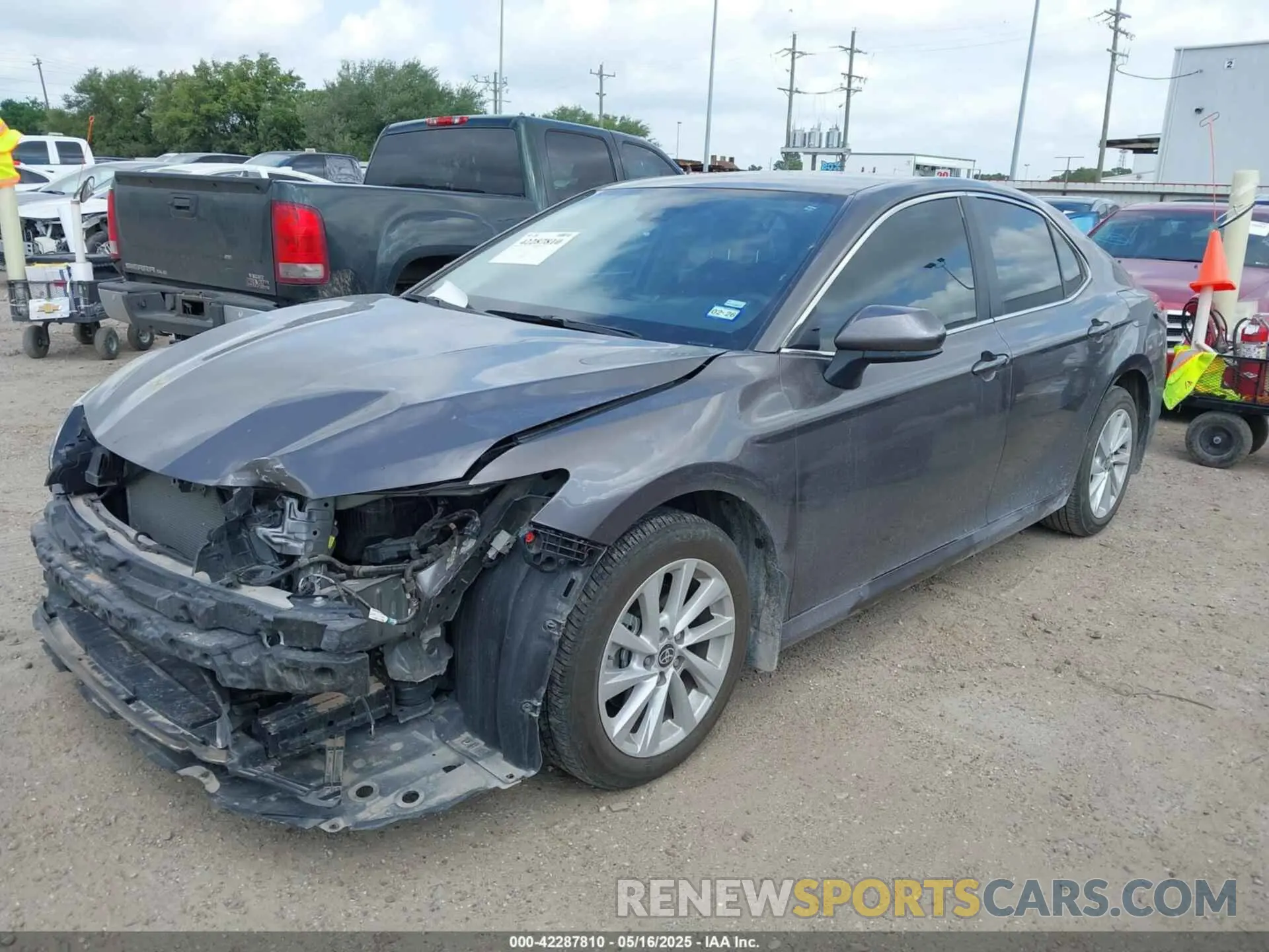 2 fotografías del automóvil dañado 4T1C11AK4RU906525 TOYOTA CAMRY 2024