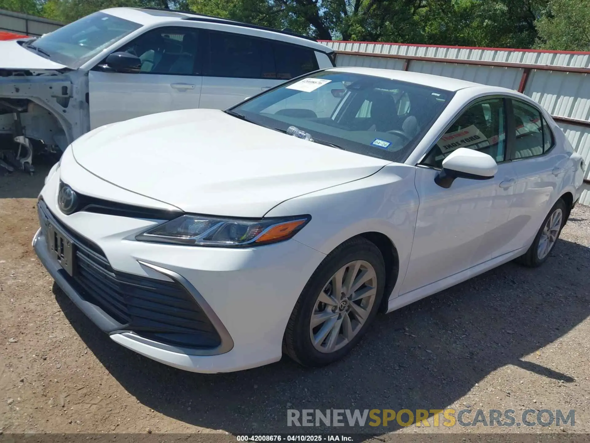 2 fotografías del automóvil dañado 4T1C11AK7RU261627 TOYOTA CAMRY 2024