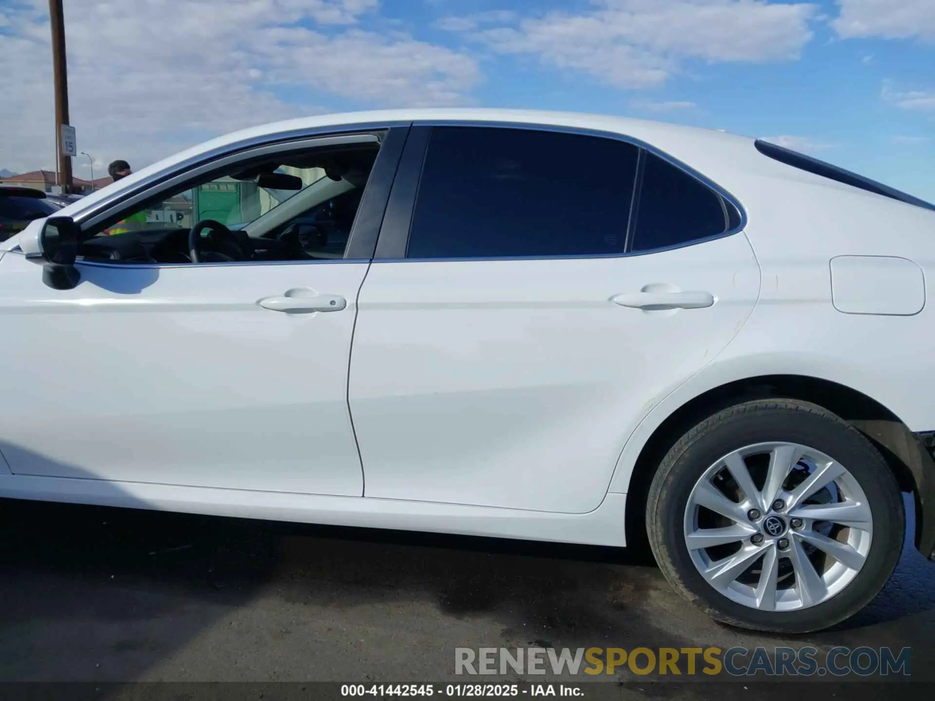 15 fotografías del automóvil dañado 4T1C11AK9RU846239 TOYOTA CAMRY 2024