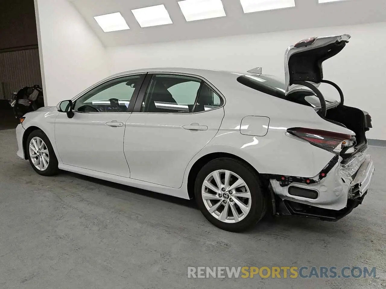 2 fotografías del automóvil dañado 4T1C11AKXRU231926 TOYOTA CAMRY 2024