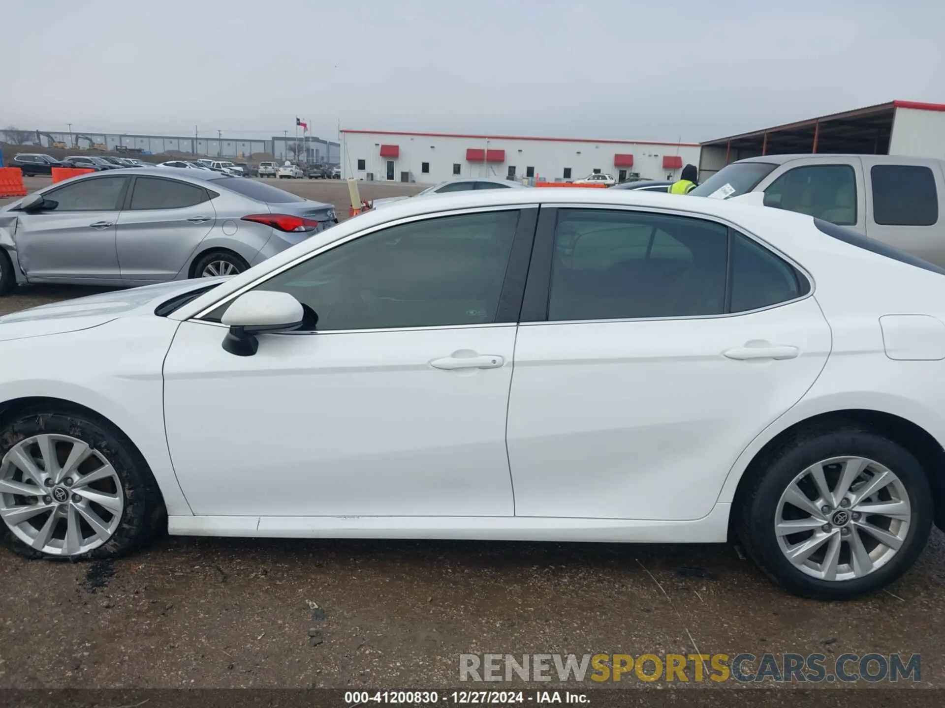 14 fotografías del automóvil dañado 4T1C11AKXRU880223 TOYOTA CAMRY 2024