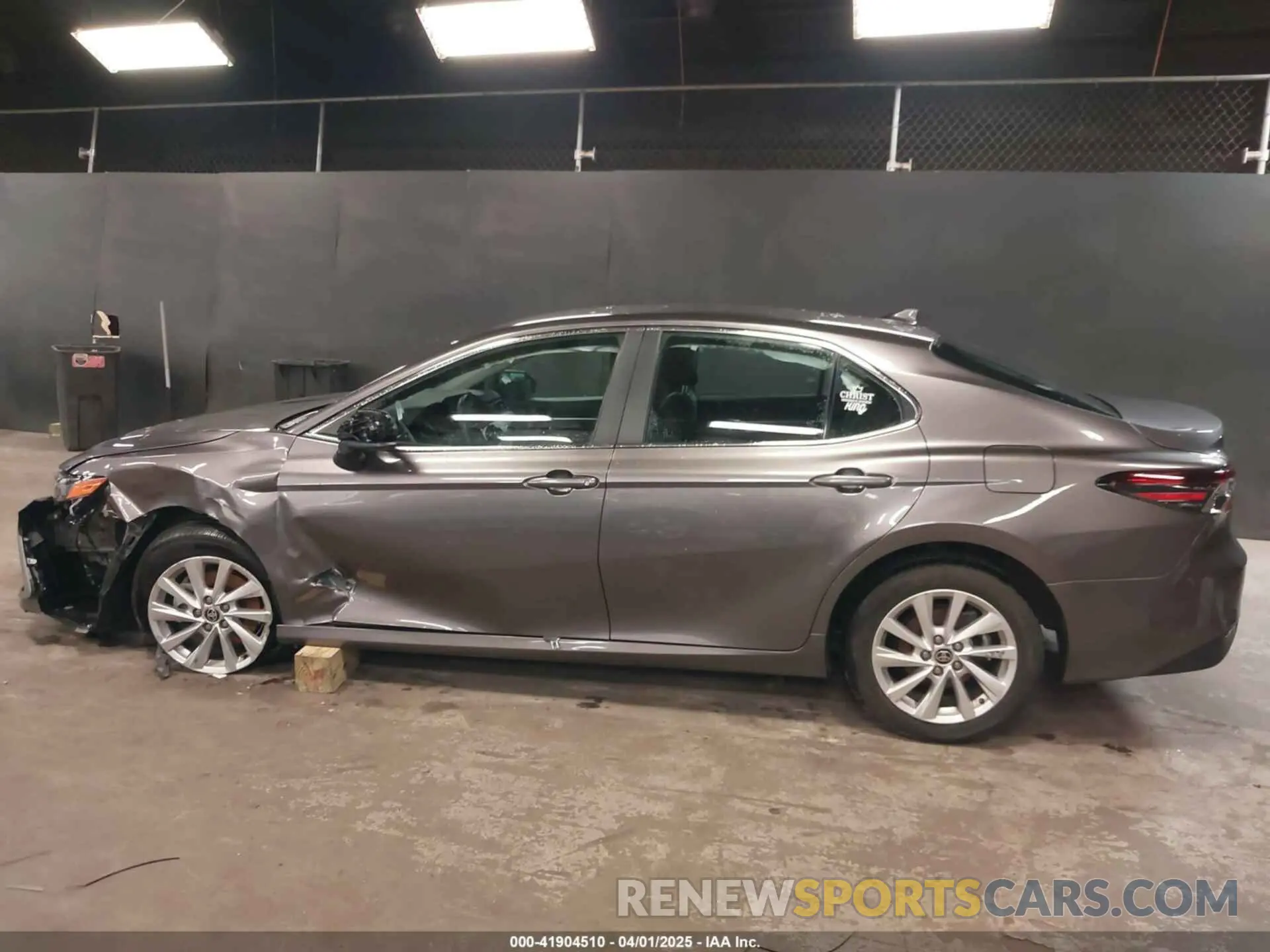 14 fotografías del automóvil dañado 4T1C11BK9RU119200 TOYOTA CAMRY 2024