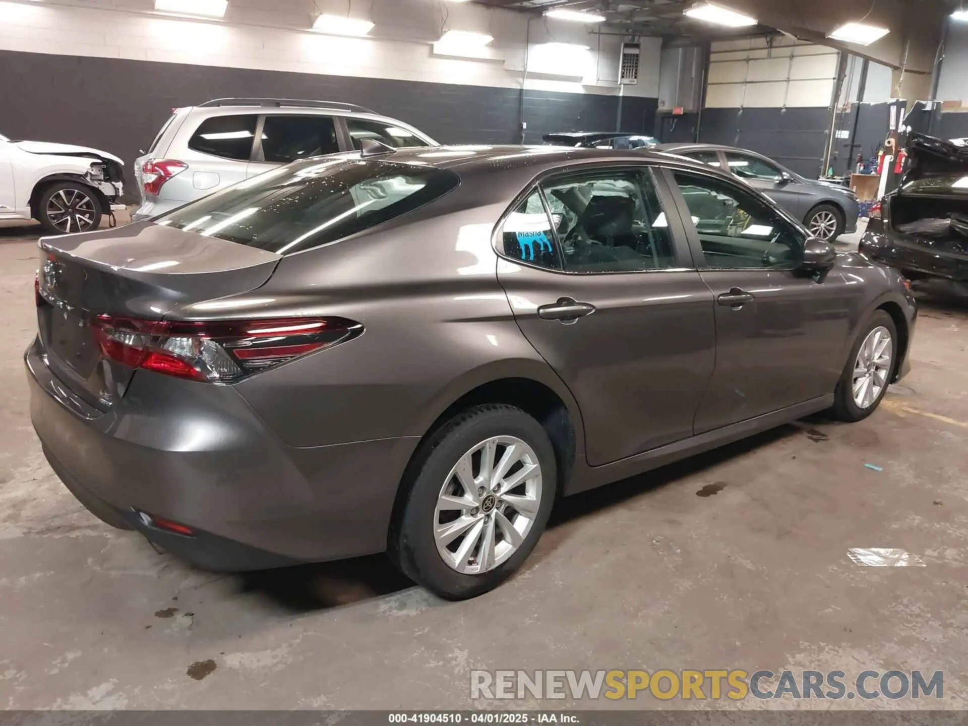 4 fotografías del automóvil dañado 4T1C11BK9RU119200 TOYOTA CAMRY 2024
