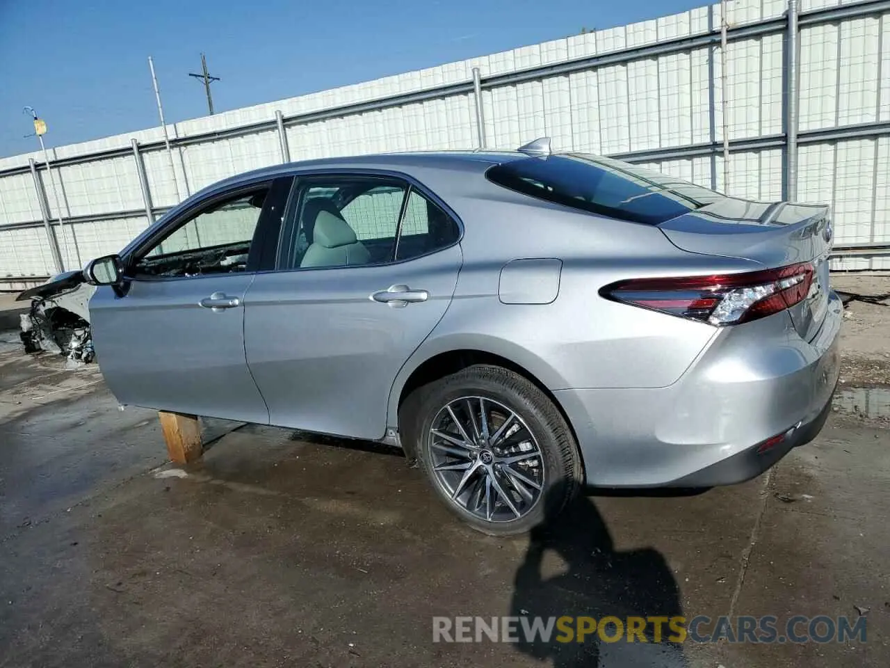 2 fotografías del automóvil dañado 4T1F11BK7RU112498 TOYOTA CAMRY 2024