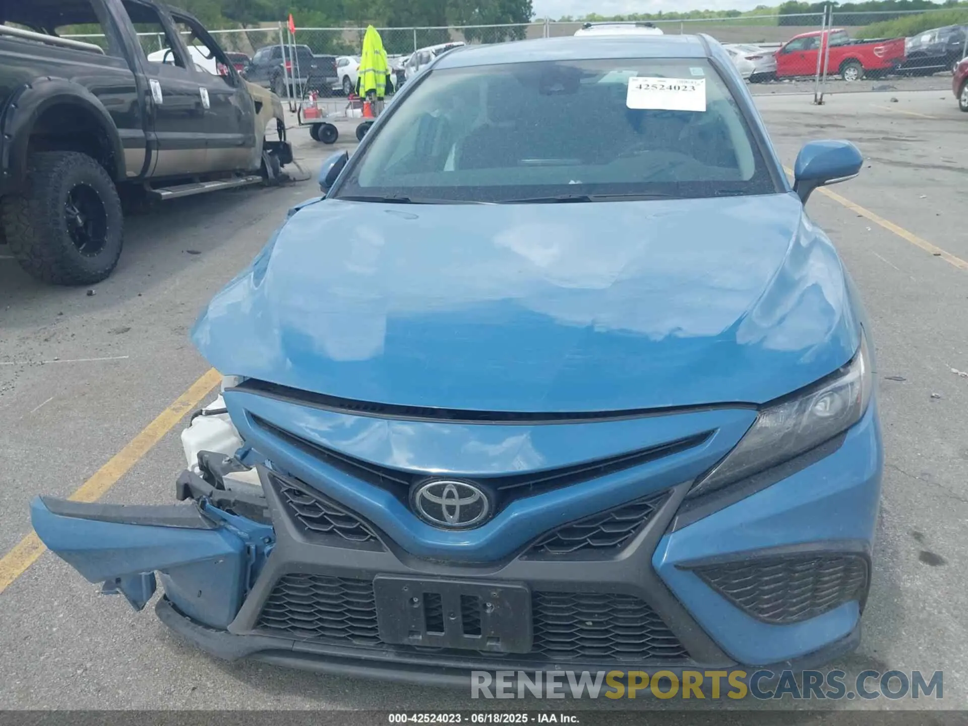 12 fotografías del automóvil dañado 4T1G11AK0RU209869 TOYOTA CAMRY 2024
