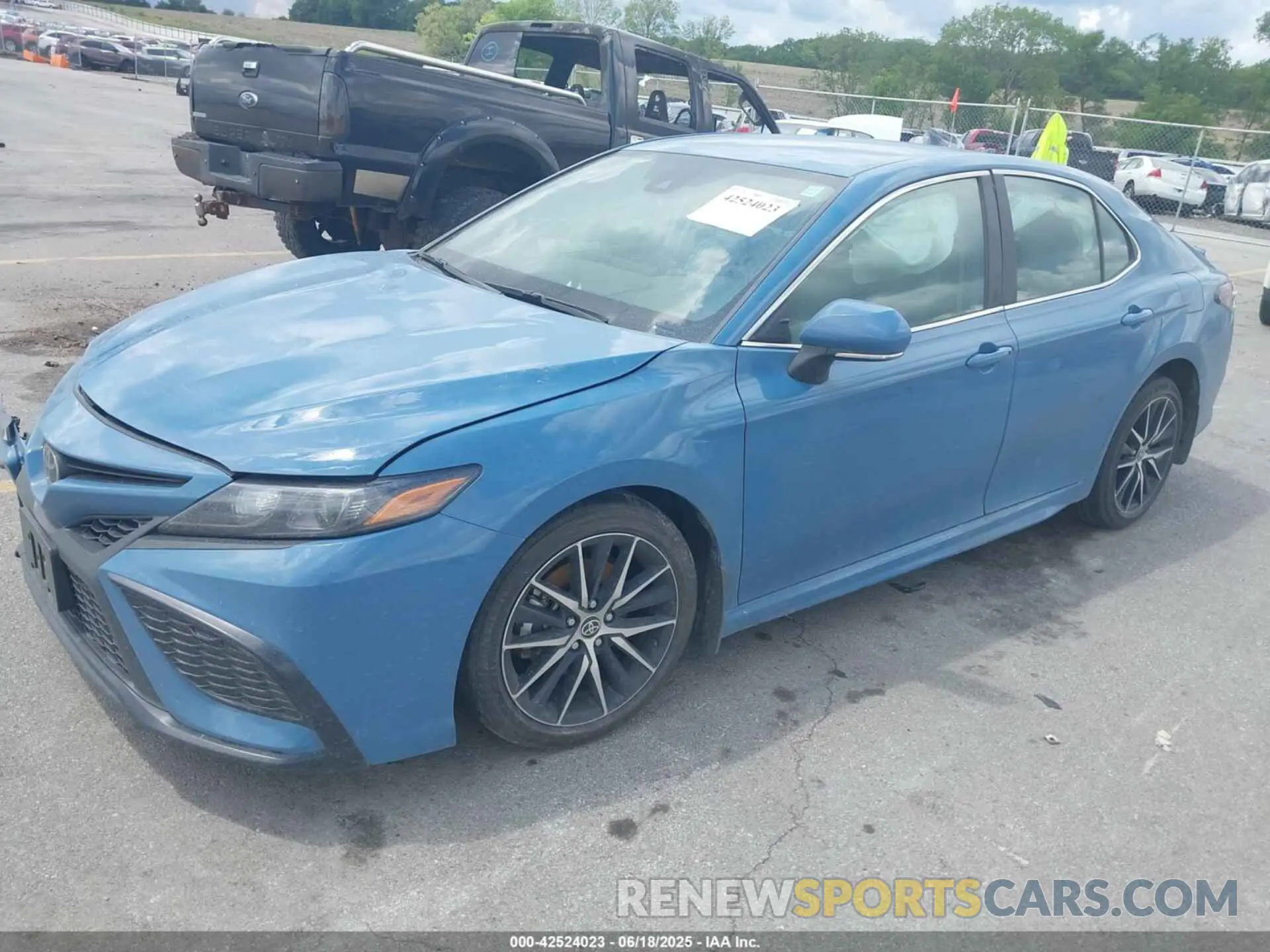 2 fotografías del automóvil dañado 4T1G11AK0RU209869 TOYOTA CAMRY 2024