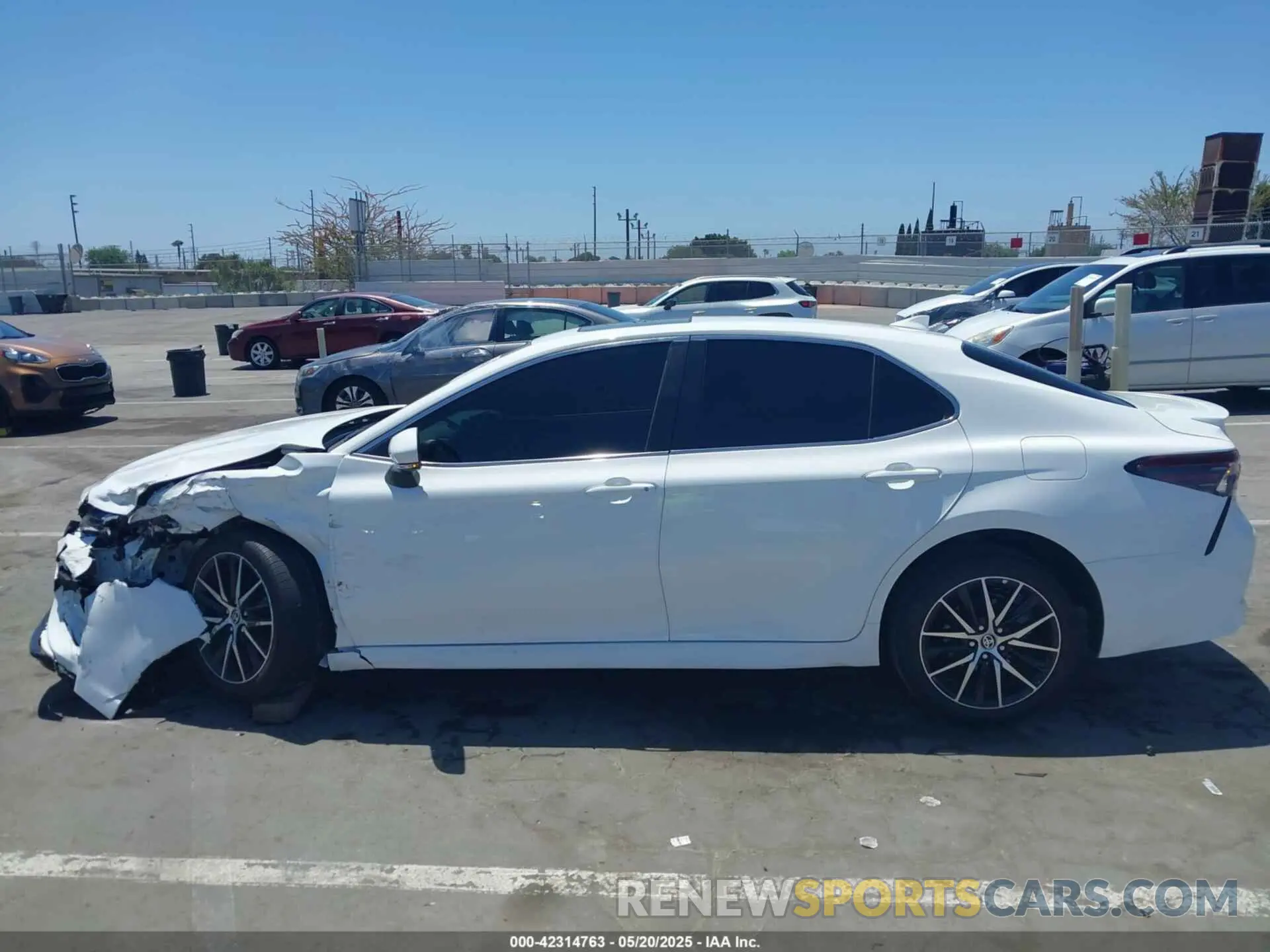 14 fotografías del automóvil dañado 4T1G11AK0RU234013 TOYOTA CAMRY 2024