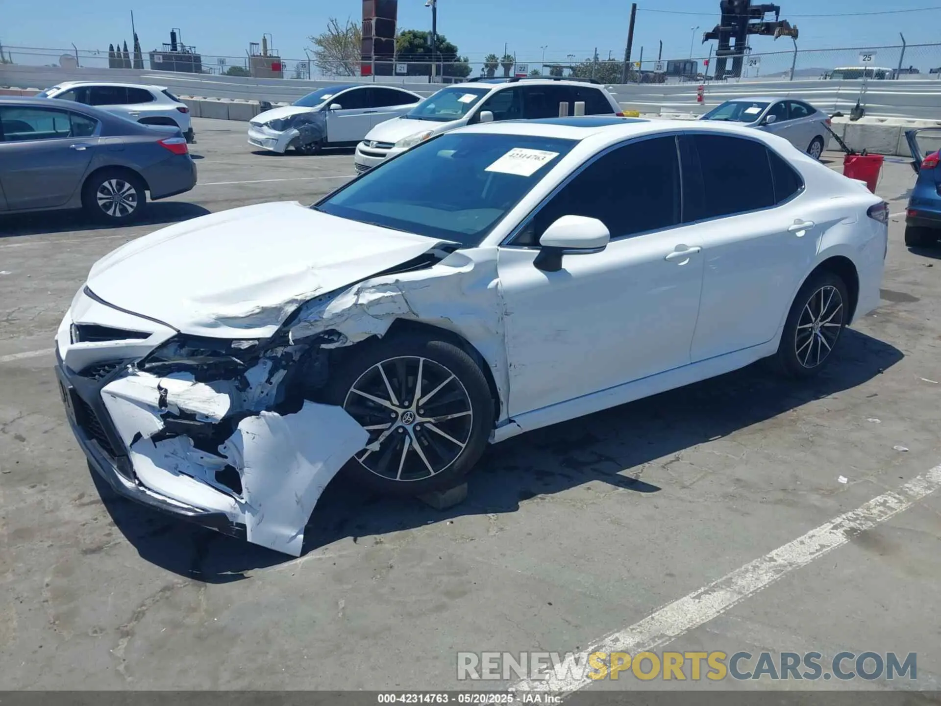 2 fotografías del automóvil dañado 4T1G11AK0RU234013 TOYOTA CAMRY 2024