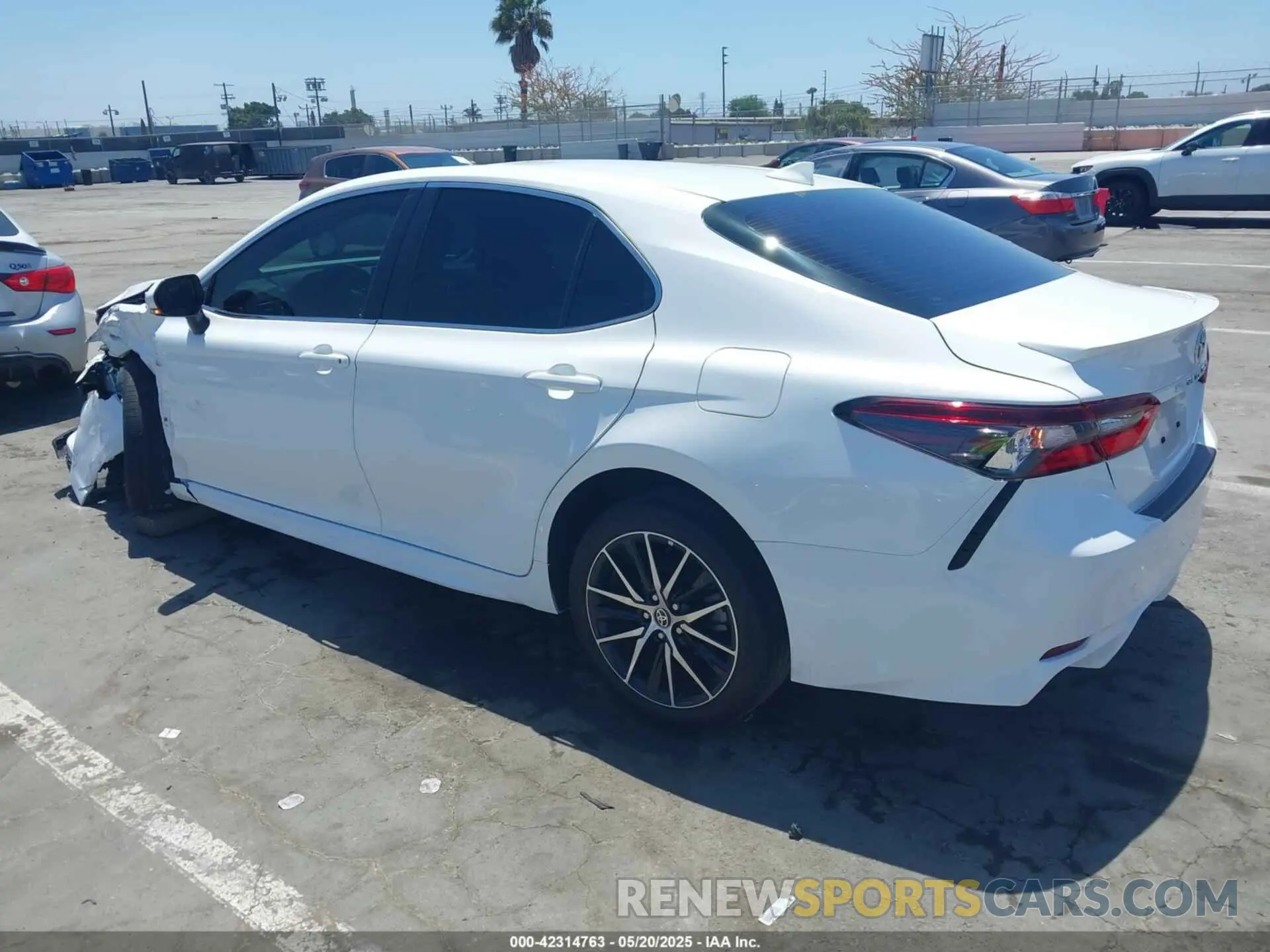 3 fotografías del automóvil dañado 4T1G11AK0RU234013 TOYOTA CAMRY 2024