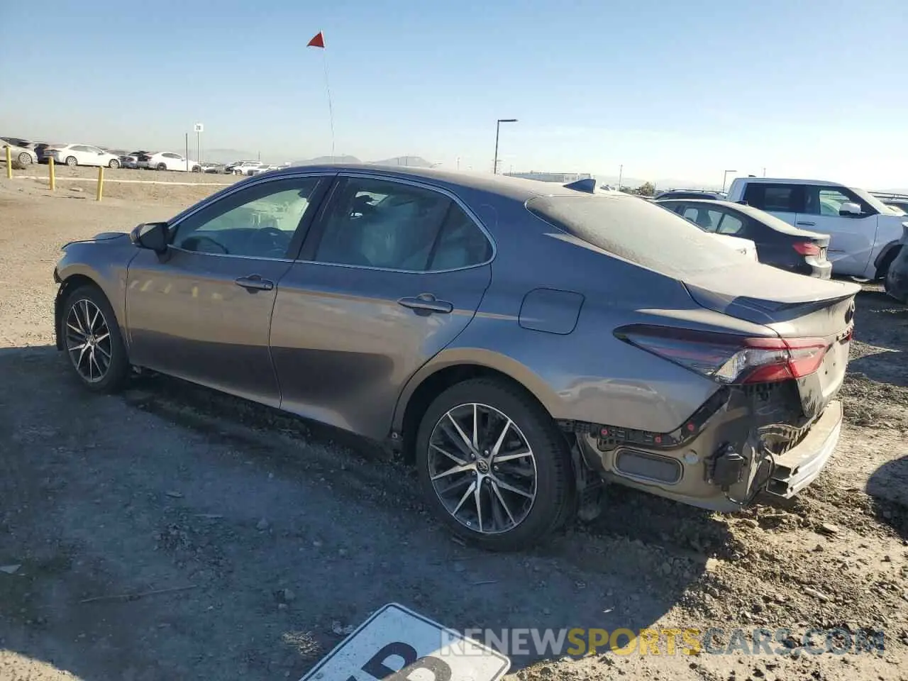 2 fotografías del automóvil dañado 4T1G11AK0RU235467 TOYOTA CAMRY 2024