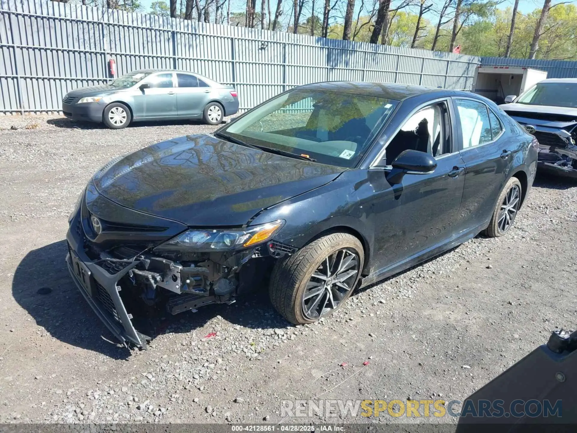 2 fotografías del automóvil dañado 4T1G11AK0RU264399 TOYOTA CAMRY 2024