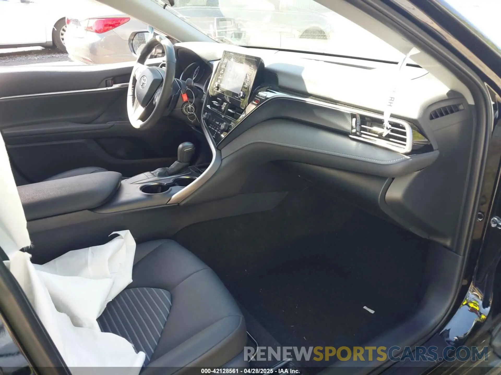 5 fotografías del automóvil dañado 4T1G11AK0RU264399 TOYOTA CAMRY 2024