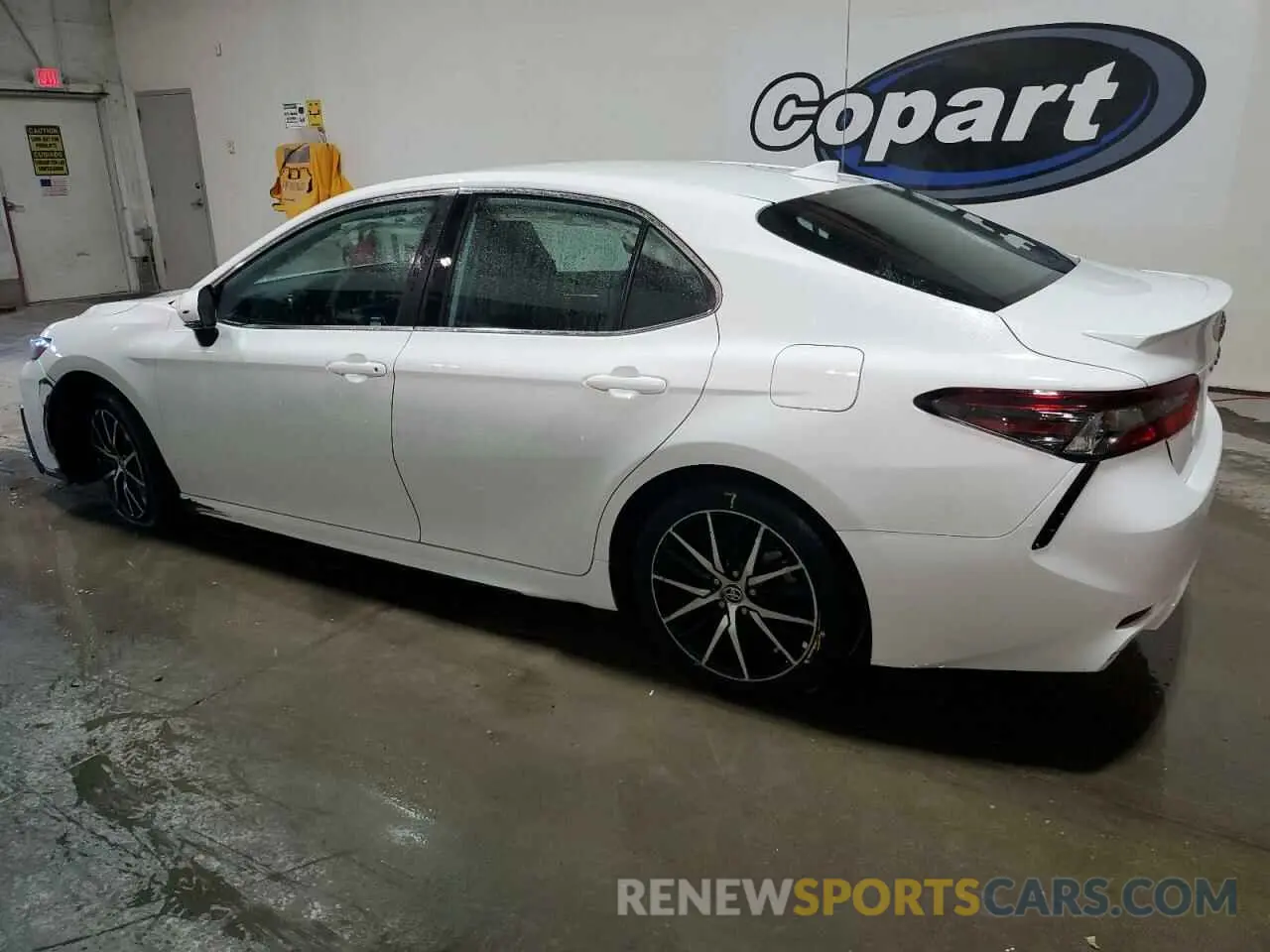 2 fotografías del automóvil dañado 4T1G11AK0RU844963 TOYOTA CAMRY 2024