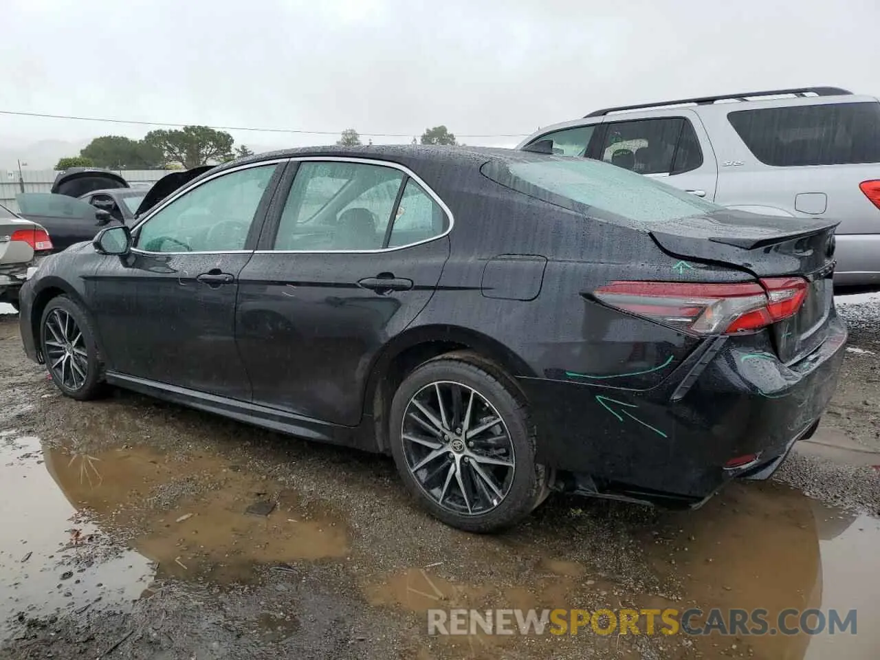 2 fotografías del automóvil dañado 4T1G11AK0RU850018 TOYOTA CAMRY 2024