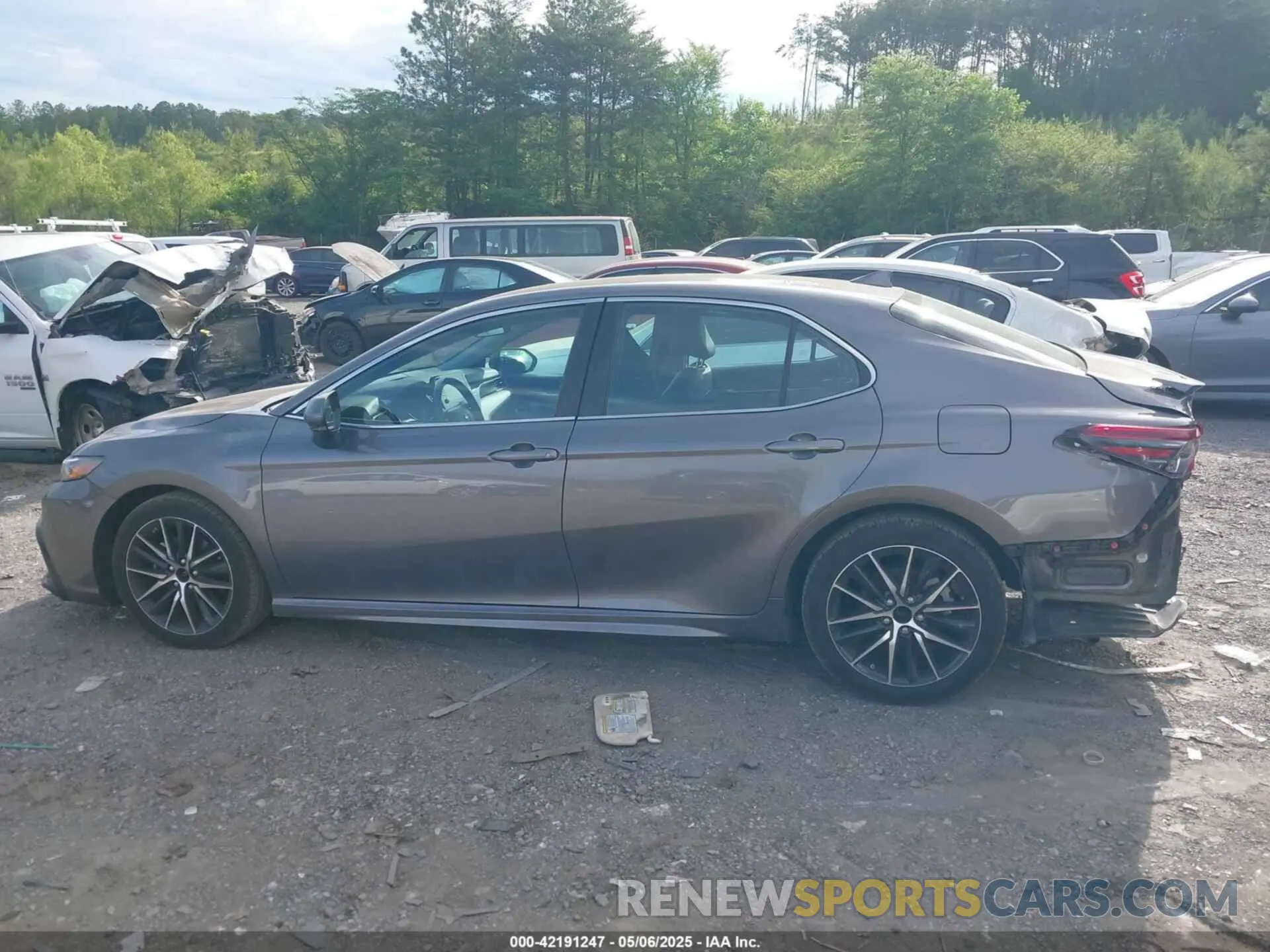 14 fotografías del automóvil dañado 4T1G11AK0RU851802 TOYOTA CAMRY 2024